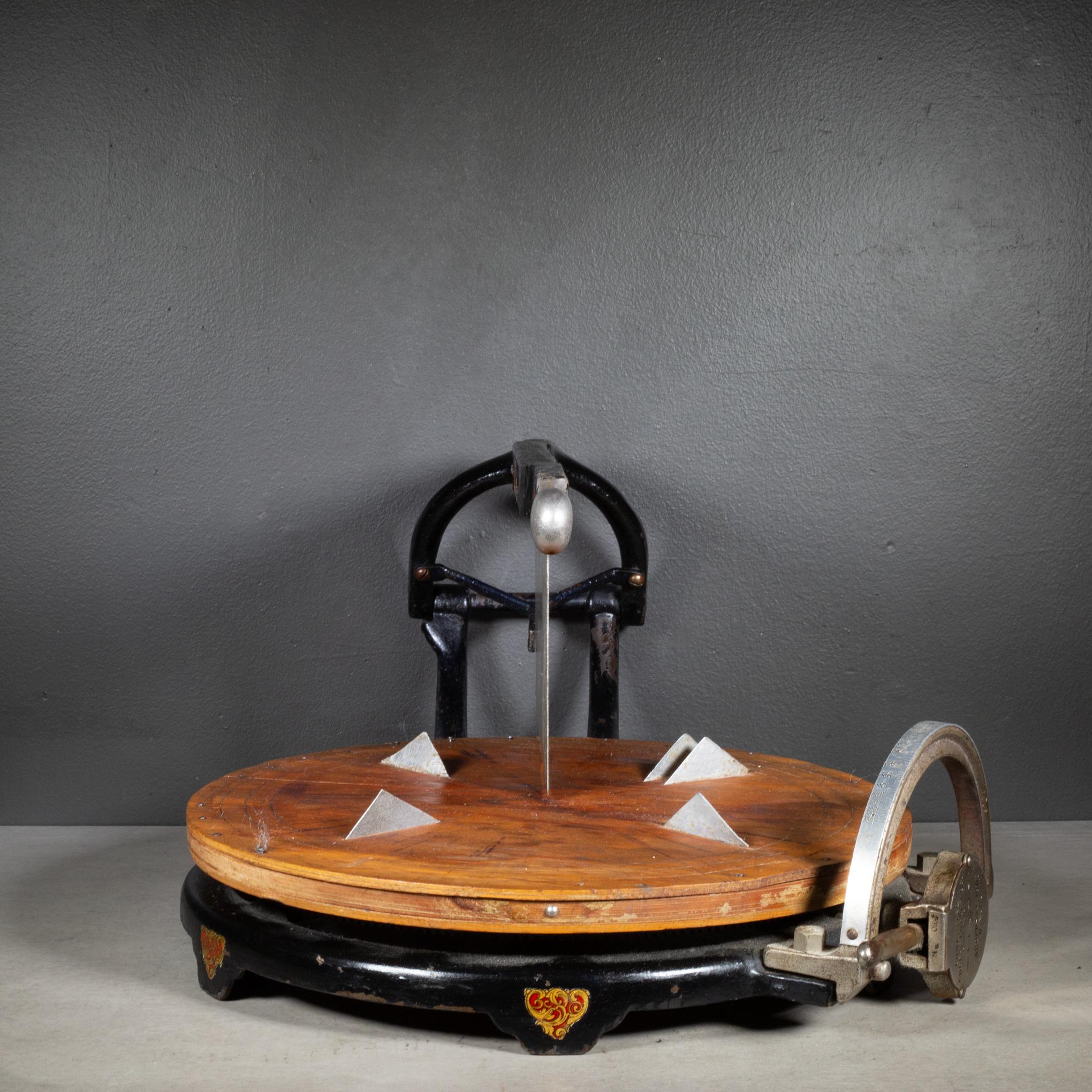 Antiguo cortador de queso en cuña de hierro fundido y madera 