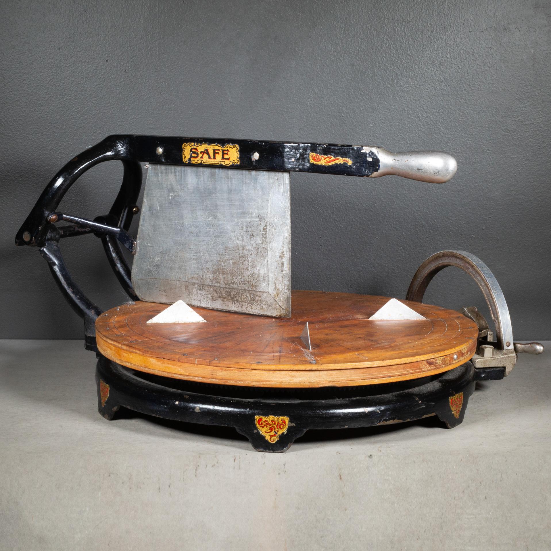 Antiguo cortador de queso en cuña de hierro fundido y madera 