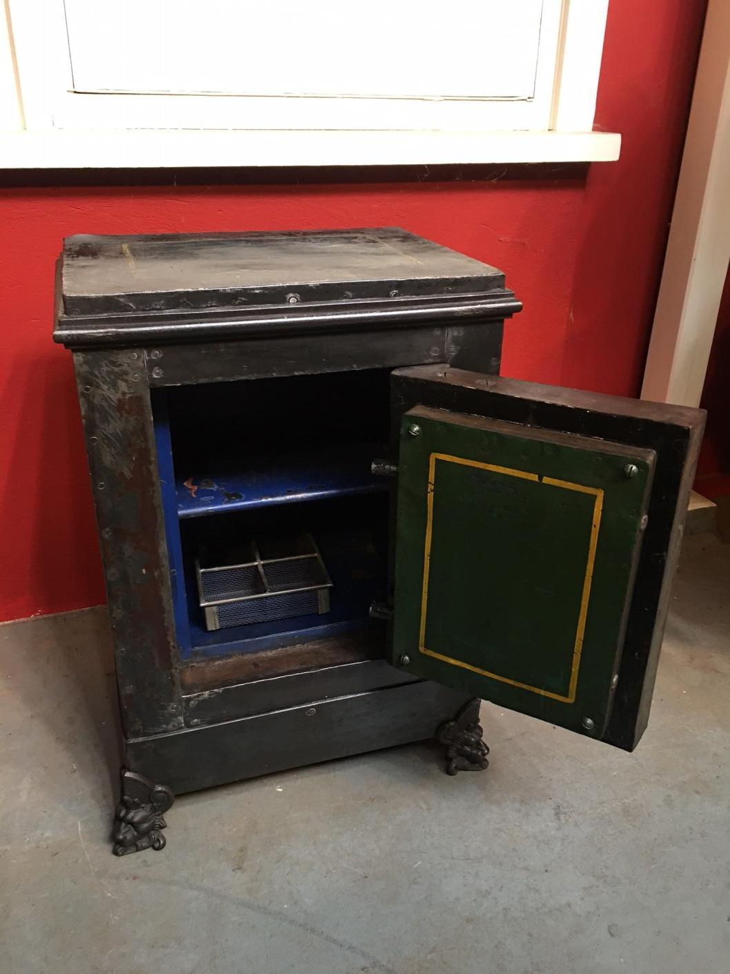 Antique safe in original, lived. With original key. In good functioning condition.

Origin: The Netherlands

Period of time; Approx. 1900

Size: 52cm x 38cm x H.73cm.