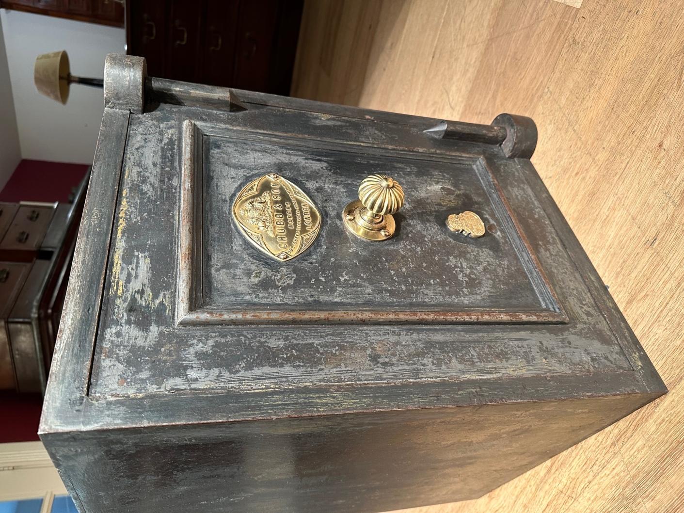 Beautiful antique safe in good and functioning condition. Door and drawer keys present. Beautiful details in knob and key plate. The safe is heavy and therefore also suitable for use as a safe. The Maker Chubb & Son from London was established in