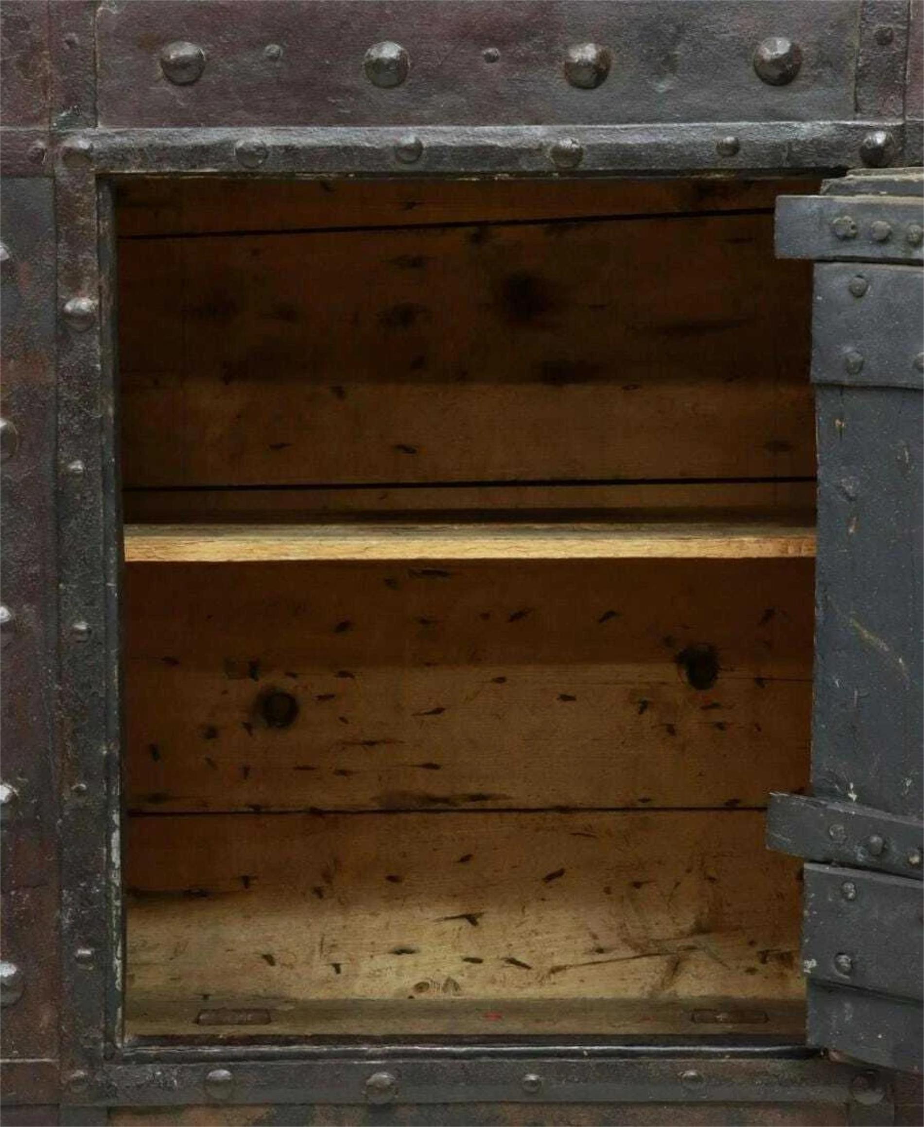 Européen Coffre-fort ancien, important, clouté d'un clou de clou en fer continental, 58 pouces, des années 16/1700 ! en vente