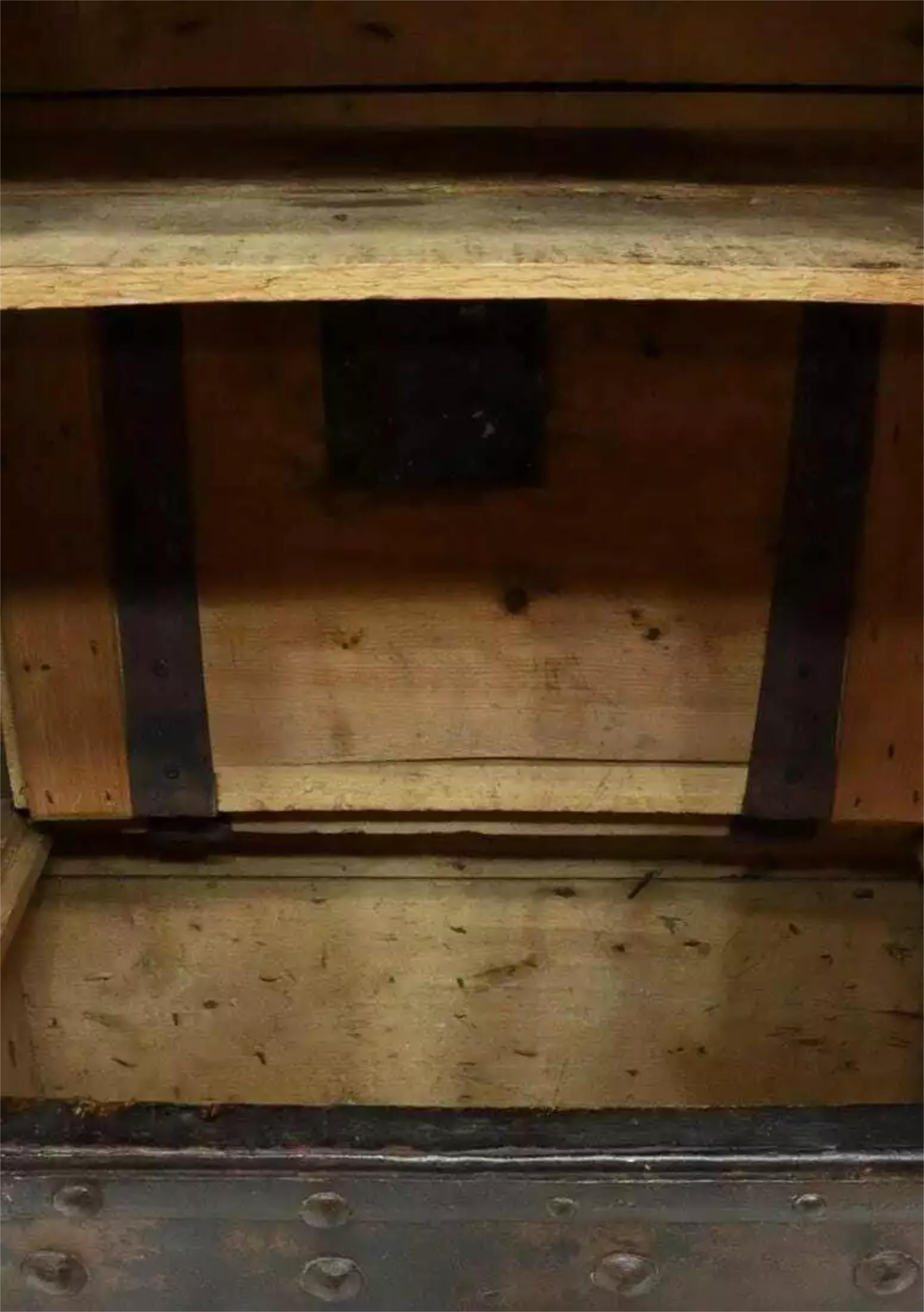 Coffre-fort ancien, important, clouté d'un clou de clou en fer continental, 58 pouces, des années 16/1700 ! Bon état - En vente à Austin, TX