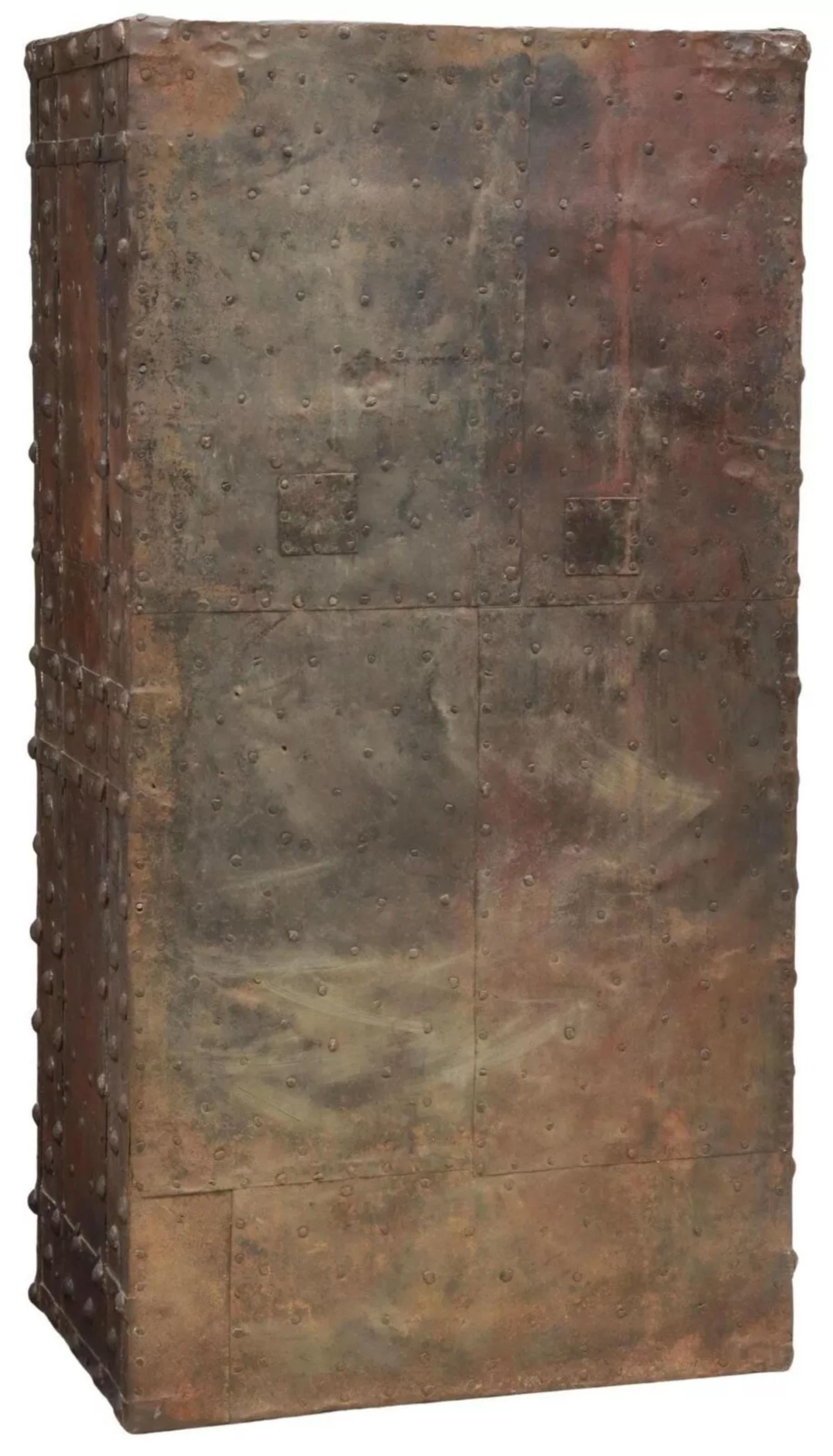 Métal Coffre-fort ancien, important, clouté d'un clou de clou en fer continental, 58 pouces, des années 16/1700 ! en vente