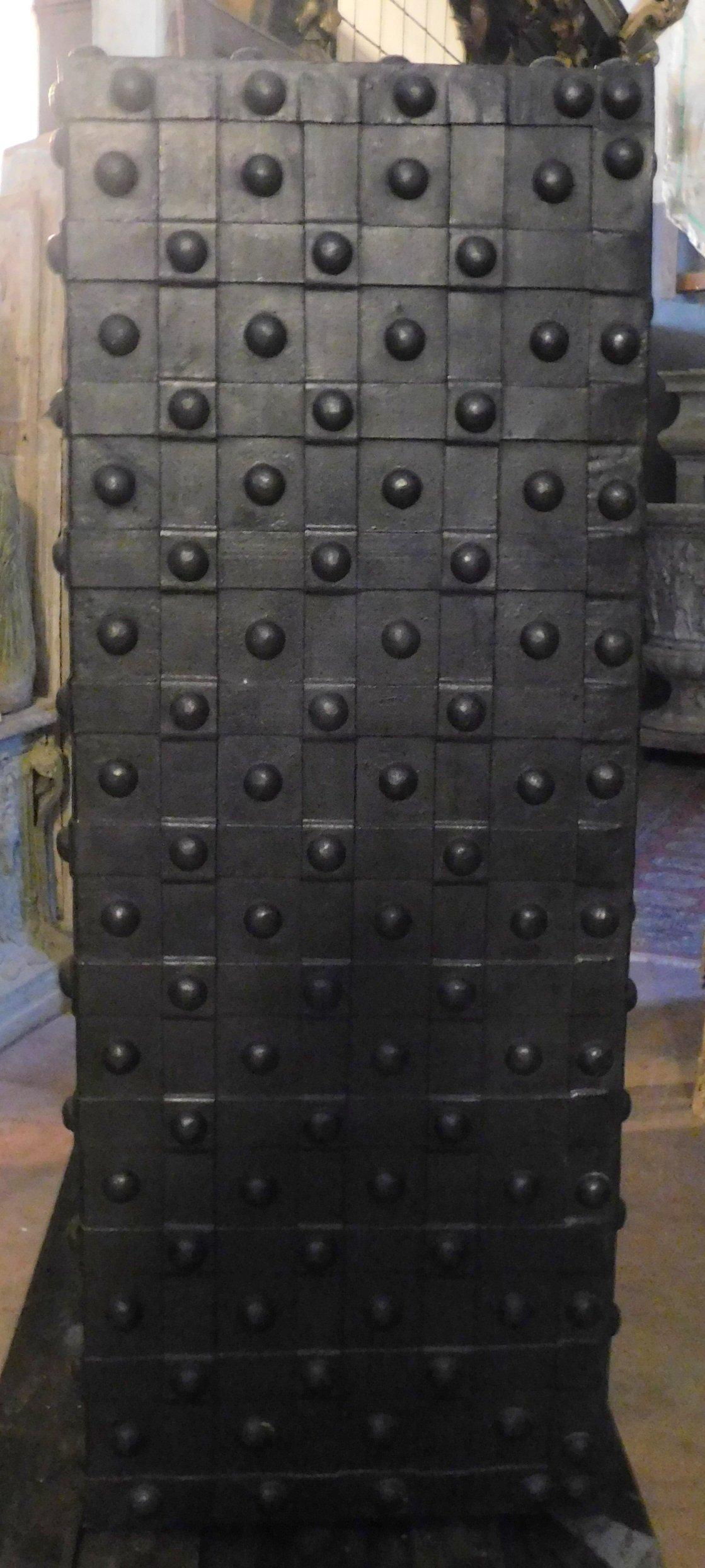 Antique Safe Strongbox in Wood and Black Iron, Studs and Nails, Late 1600, Italy In Good Condition In Cuneo, Italy (CN)