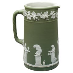 Grand pichet antique en jasperware vert Sage de Wedgwood avec recouvrement blanc