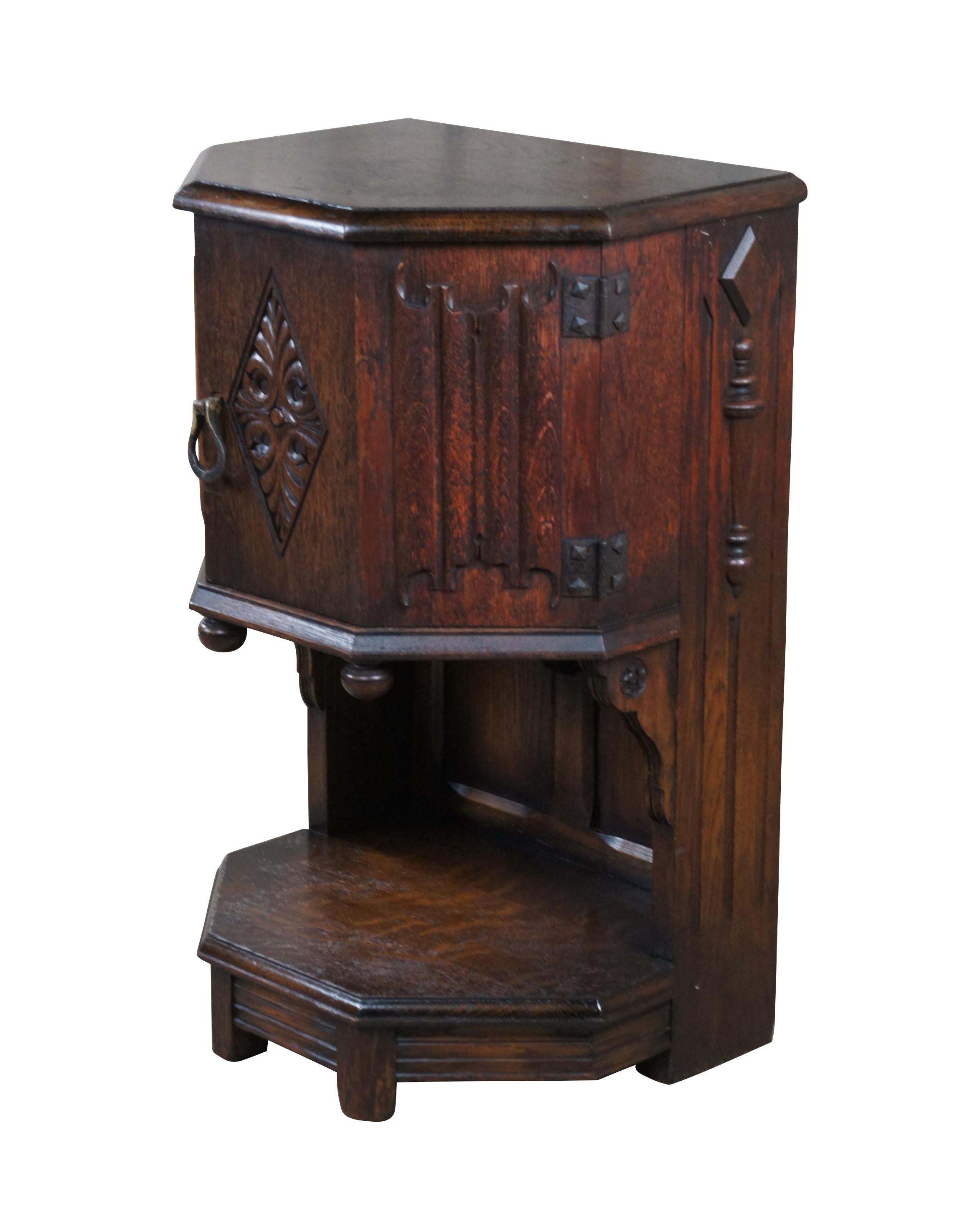 Antique Saginaw Furniture Jacobean Spanish Oak Carved Nightstand Side Table In Good Condition In Dayton, OH