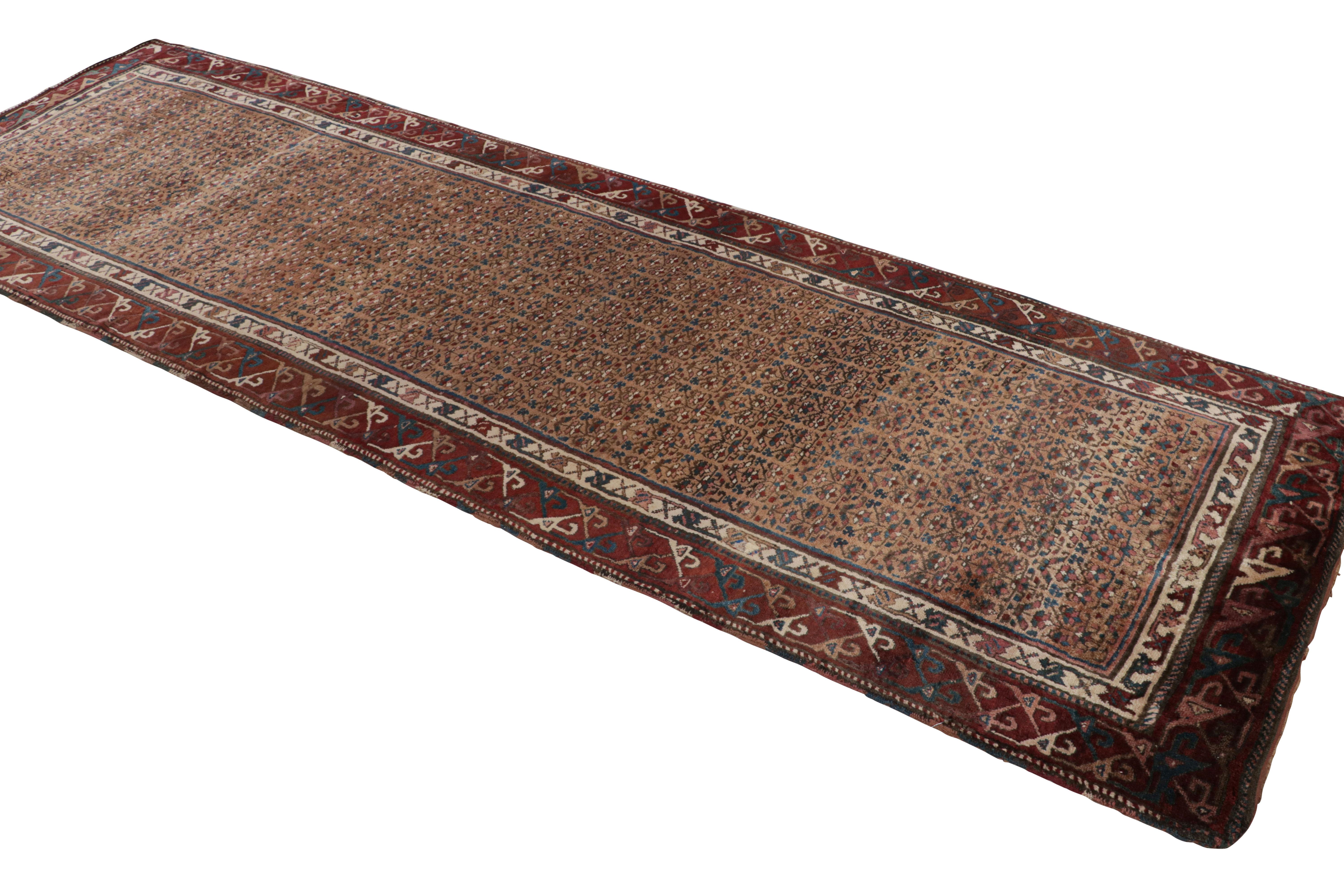Annodato a mano in lana di alta qualità proveniente dalla Persia nel 1890, questo antico tappeto Sahar presenta un equilibrio unico di bordi tribali Elibelinde e di ripetizioni floreali più stilizzate ed eleganti nel disegno del campo; entrambi