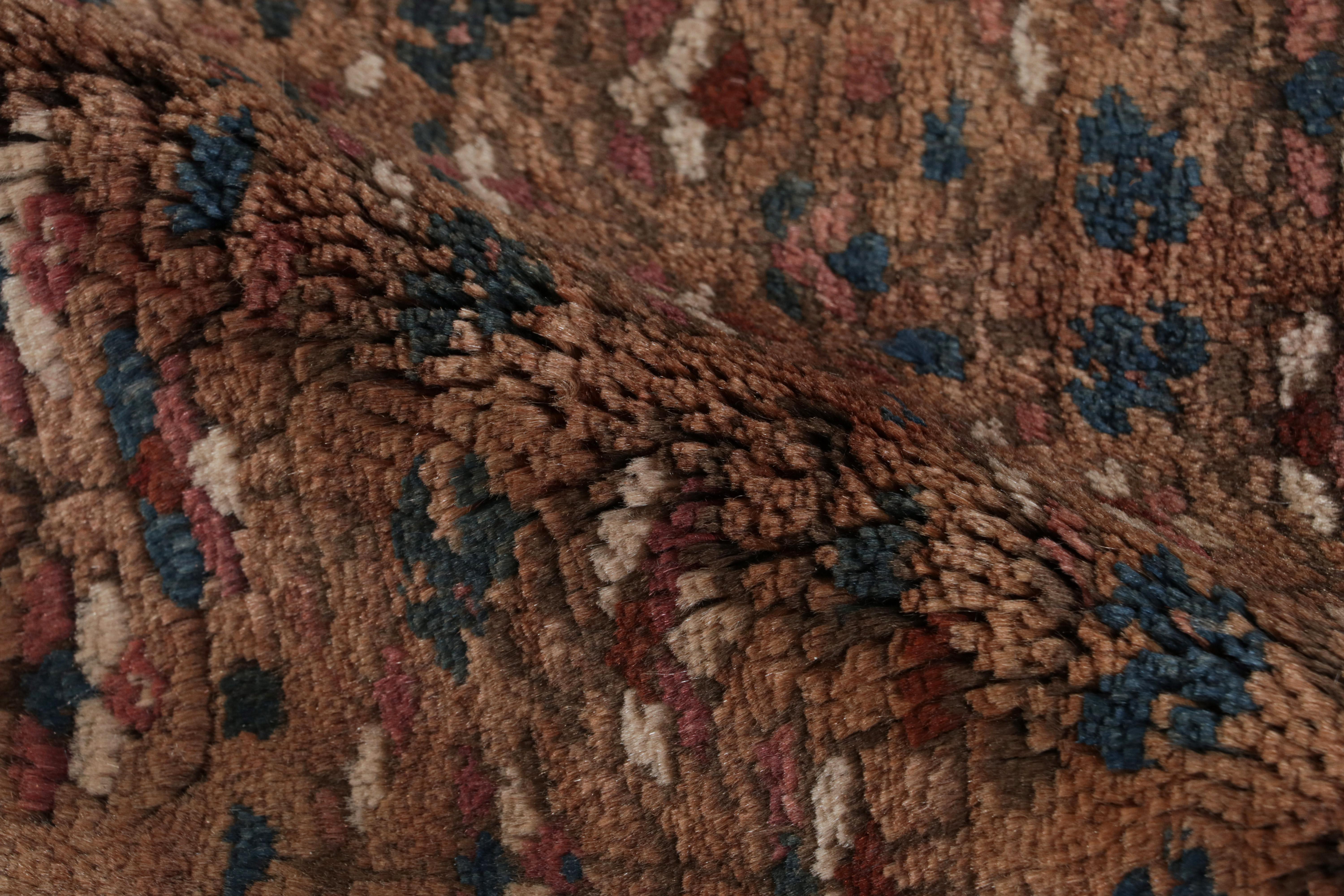 Fine XIX secolo Tappeto persiano antico in lana Sahar beige e bordeaux con motivo floreale di Rug & Kilim in vendita