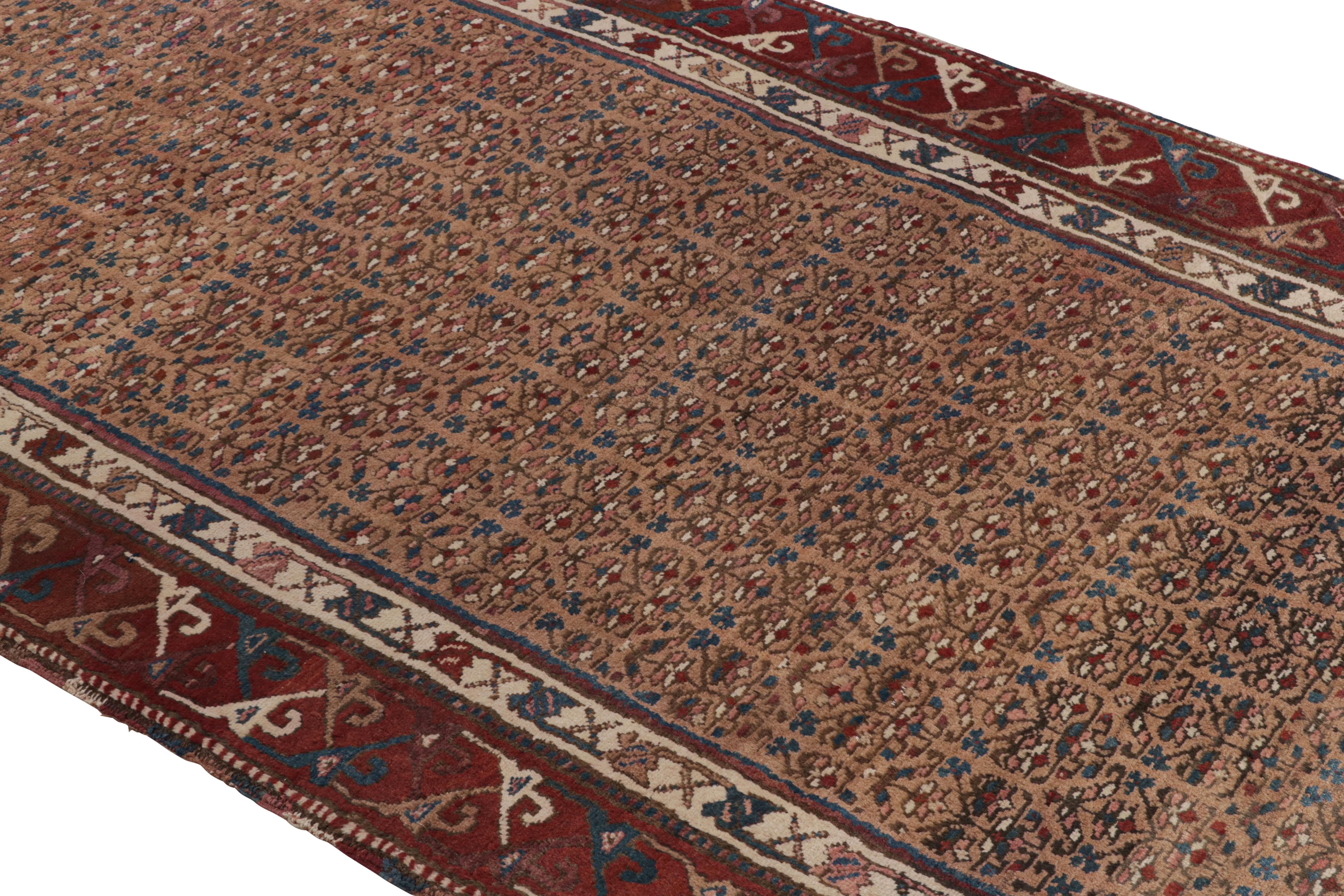 Persiano Tappeto persiano antico in lana Sahar beige e bordeaux con motivo floreale di Rug & Kilim in vendita