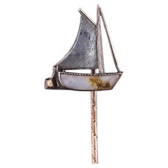 Antica spilla a forma di barca a vela in oro e argento