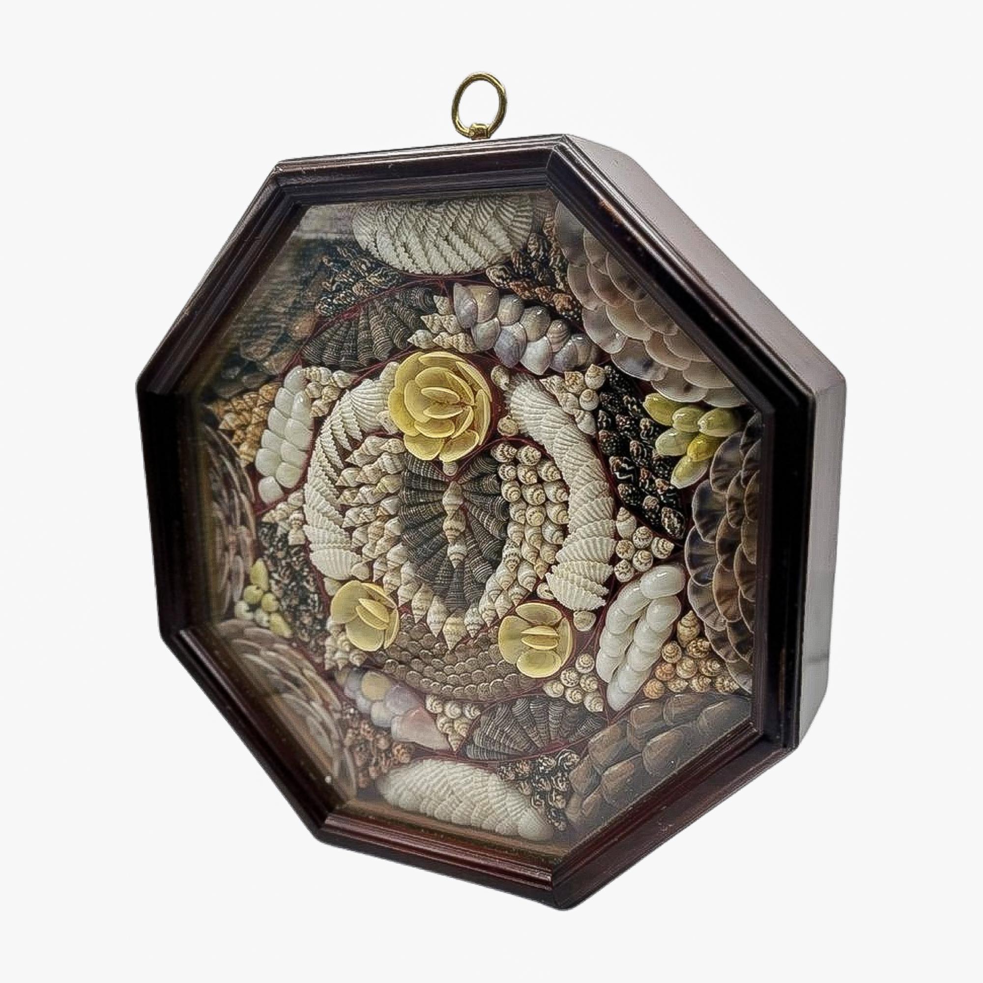 Antique Sailor’s Valentine Shellwork in Octagonal Wooden Case In Good Condition For Sale In Sarasota, FL