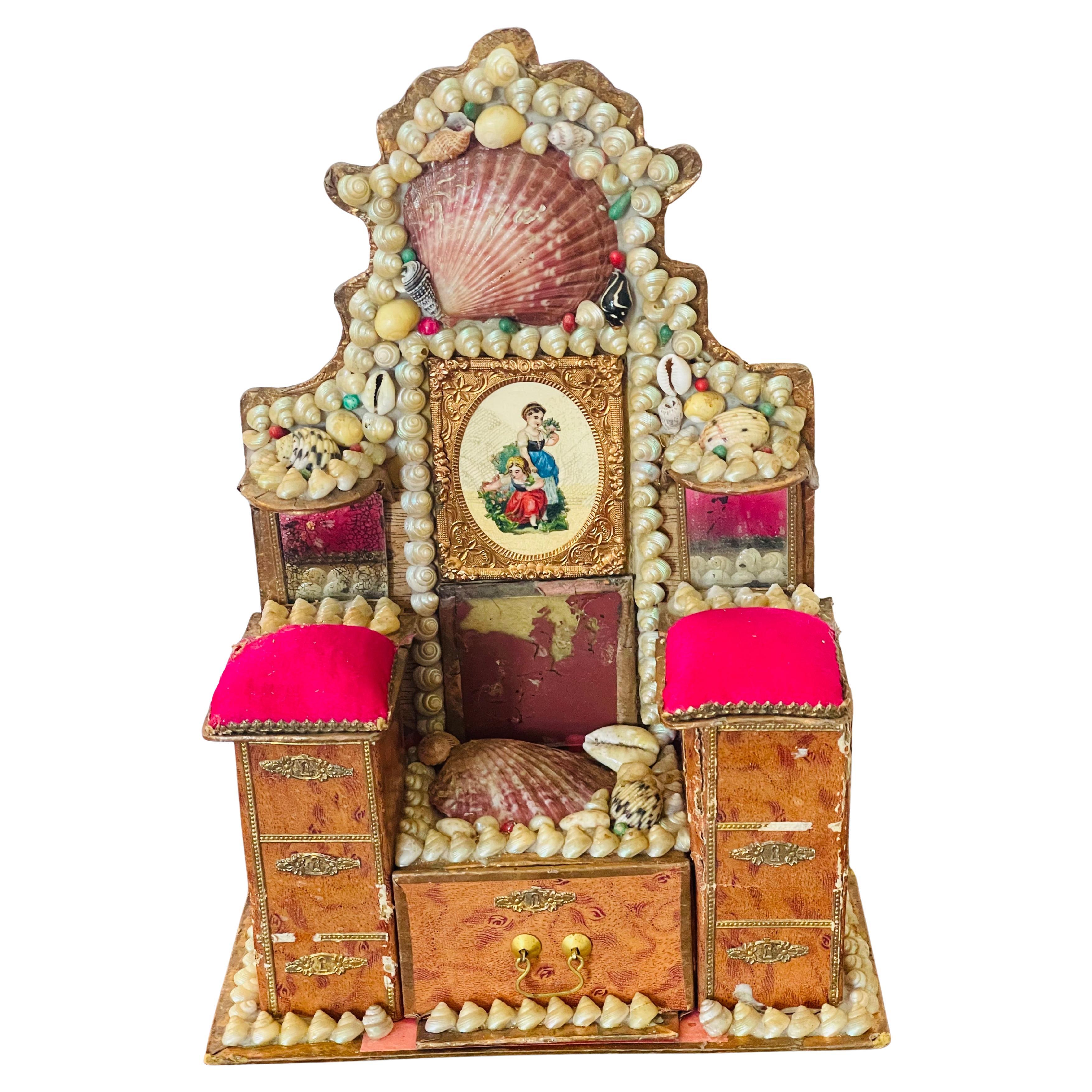 Commode/Boîte miniature incrustée de coquillages pour les marins à l'occasion des fêtes de Saint-Valentin