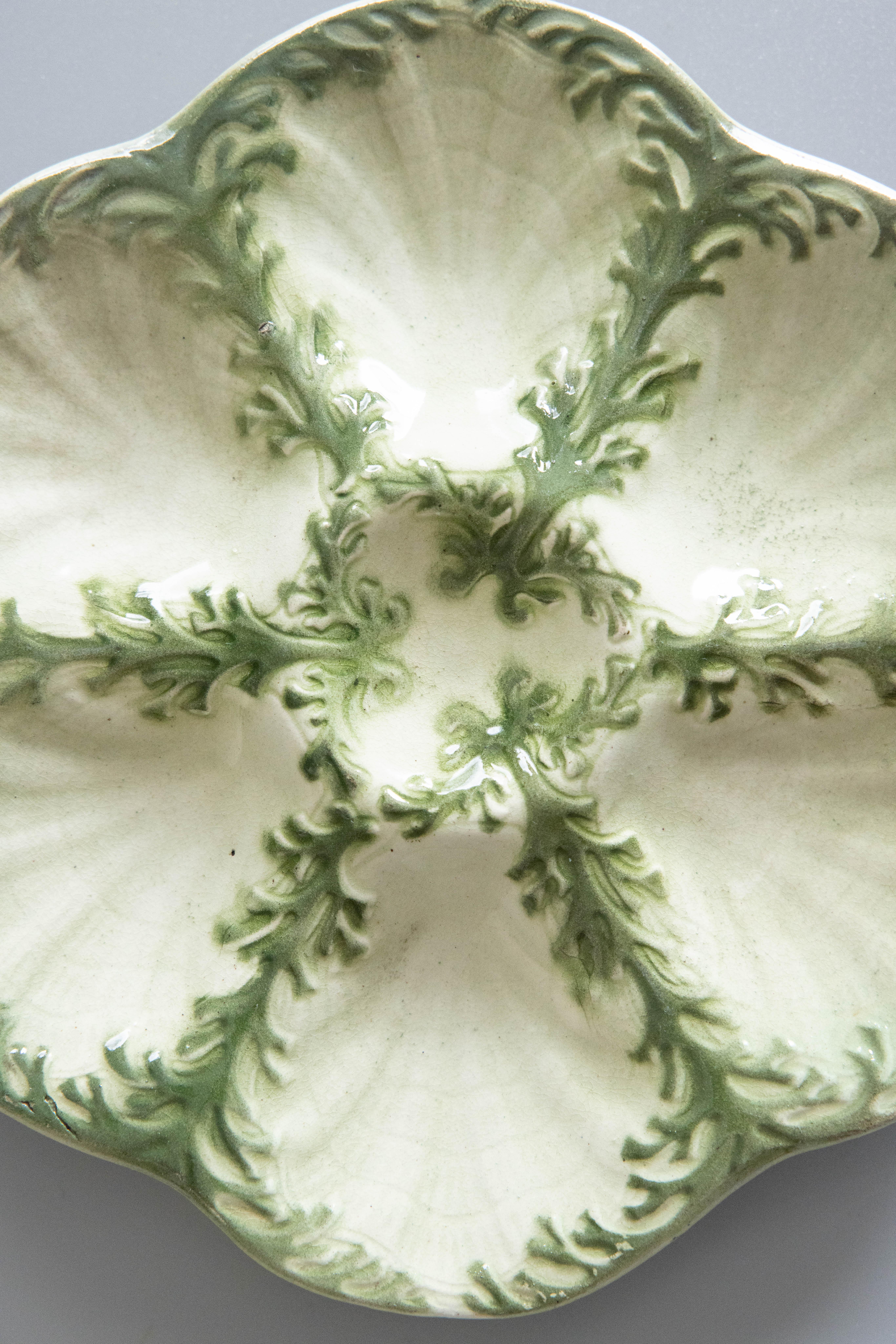 Precioso plato antiguo de mayólica francesa Saint Clement Luneville de algas verdes, hacia 1900. Sin marca de fabricante. Atribuido a Keller & Guerin Saint Clement en Luneville, Francia, hacia 1900. Referencia / Página 98 