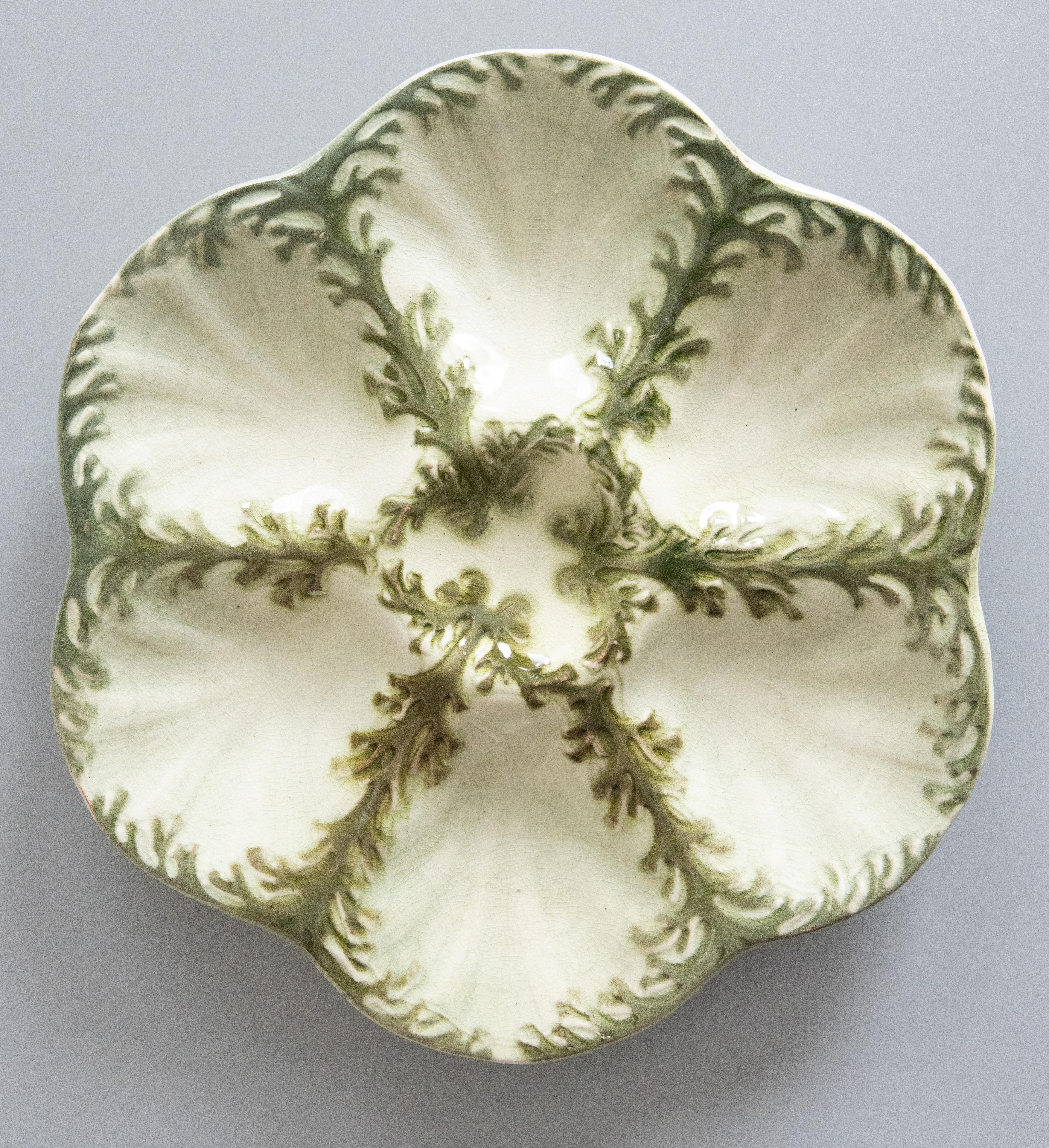 Antiguo plato para ostras de algas verdes de mayólica de Saint Clement Luneville, circa 1900 principios del siglo XX en venta