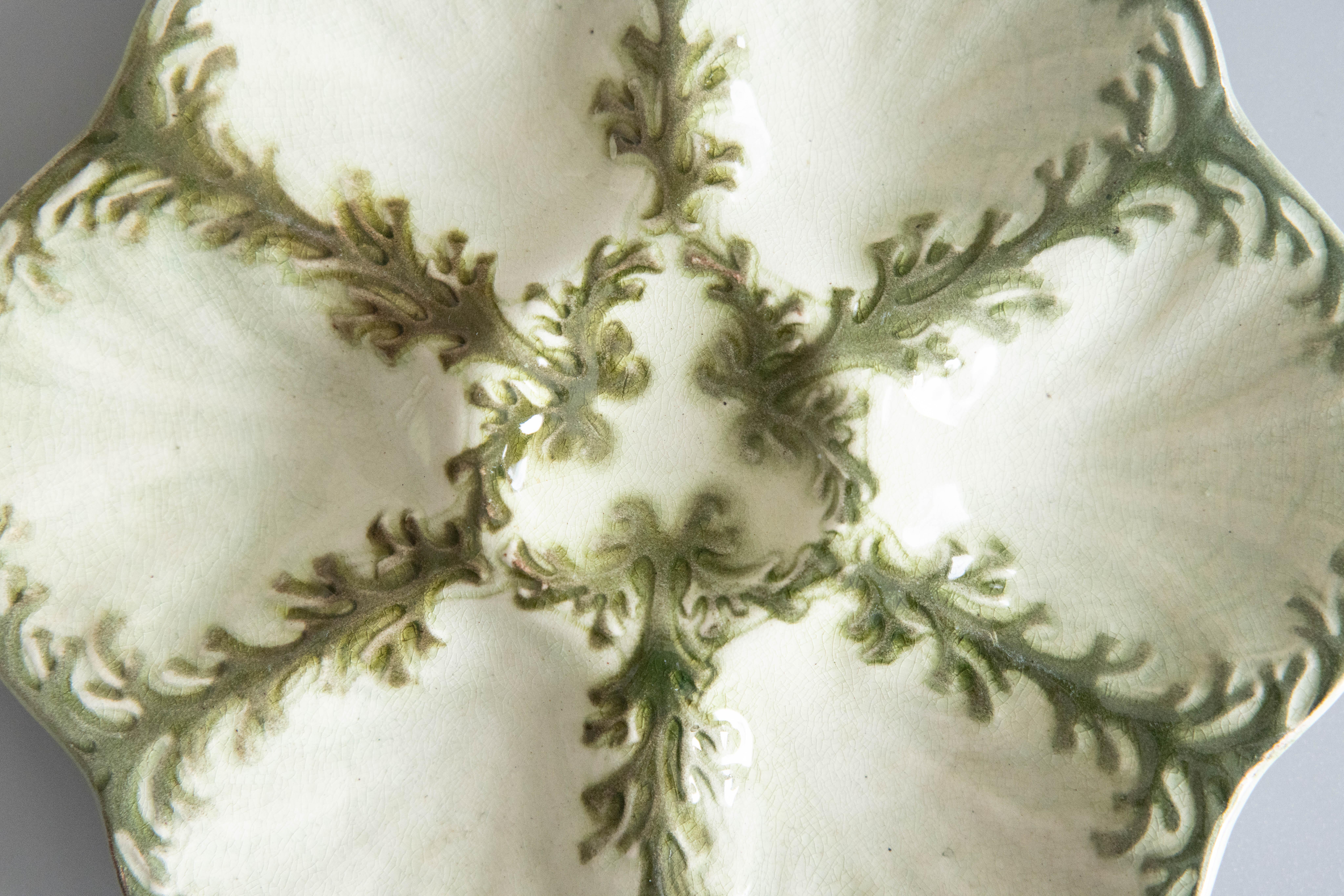 Precioso plato antiguo de mayólica francesa Saint Clement Luneville de algas verdes, hacia 1900. Sin marca de fabricante. Atribuido a Keller & Guerin Saint Clement en Luneville, Francia, hacia 1900. Referencia / Página 98 