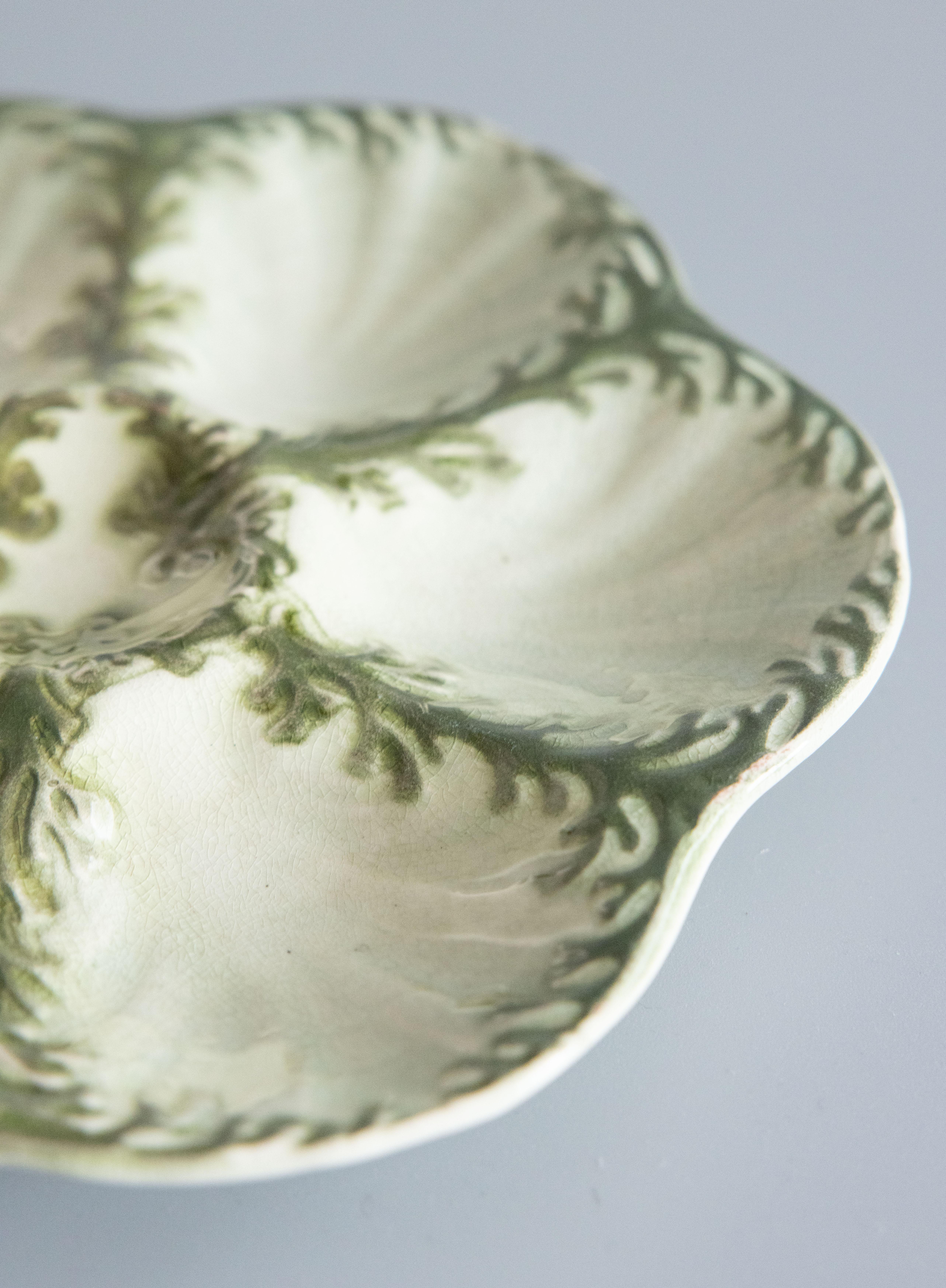 Antiguo plato para ostras de algas verdes de mayólica de Saint Clement Luneville, circa 1900 Al fuego en venta
