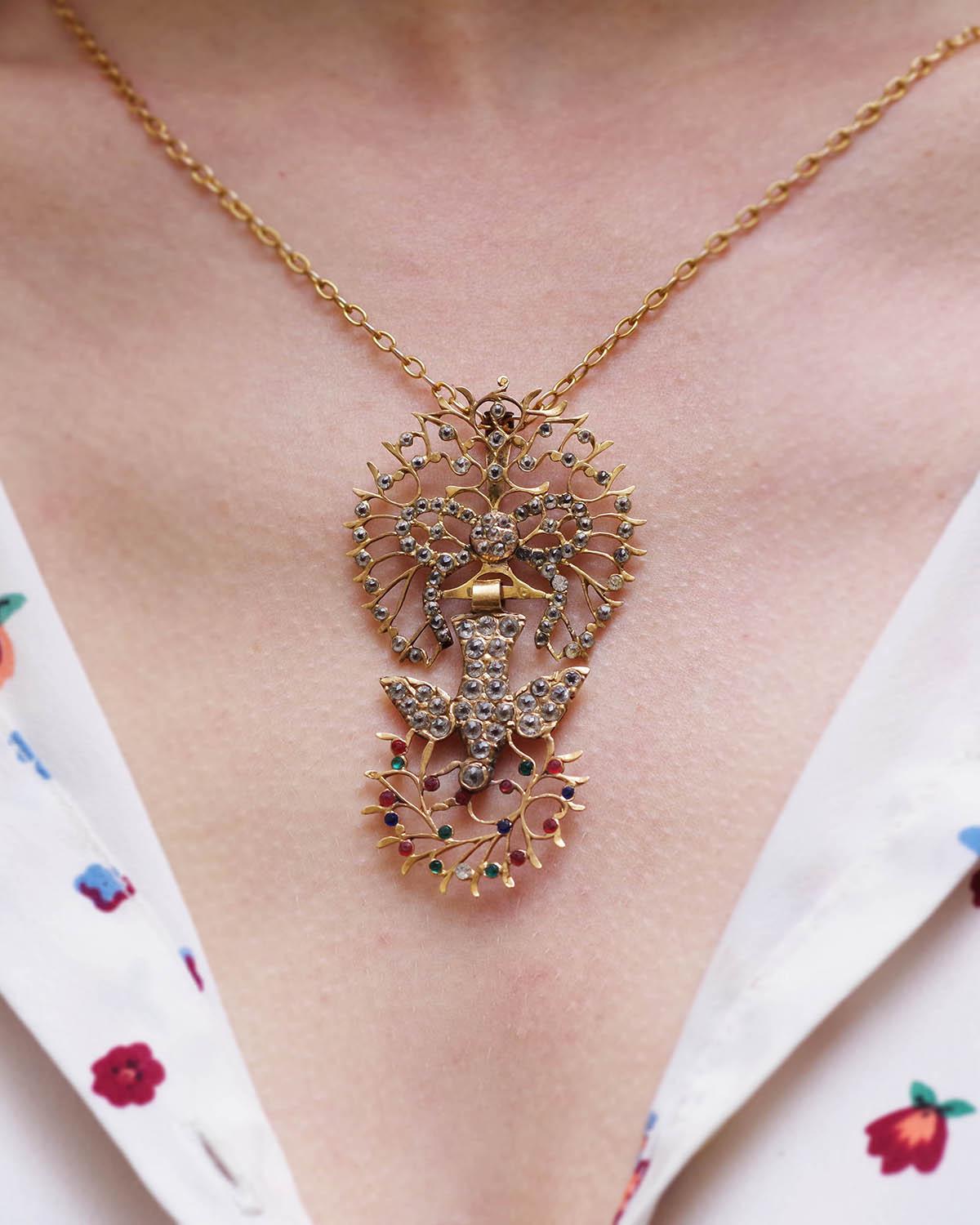 Antique Saint Esprit pendant in 18k gold, French gold Holy spirit pendant In Good Condition For Sale In PARIS, FR