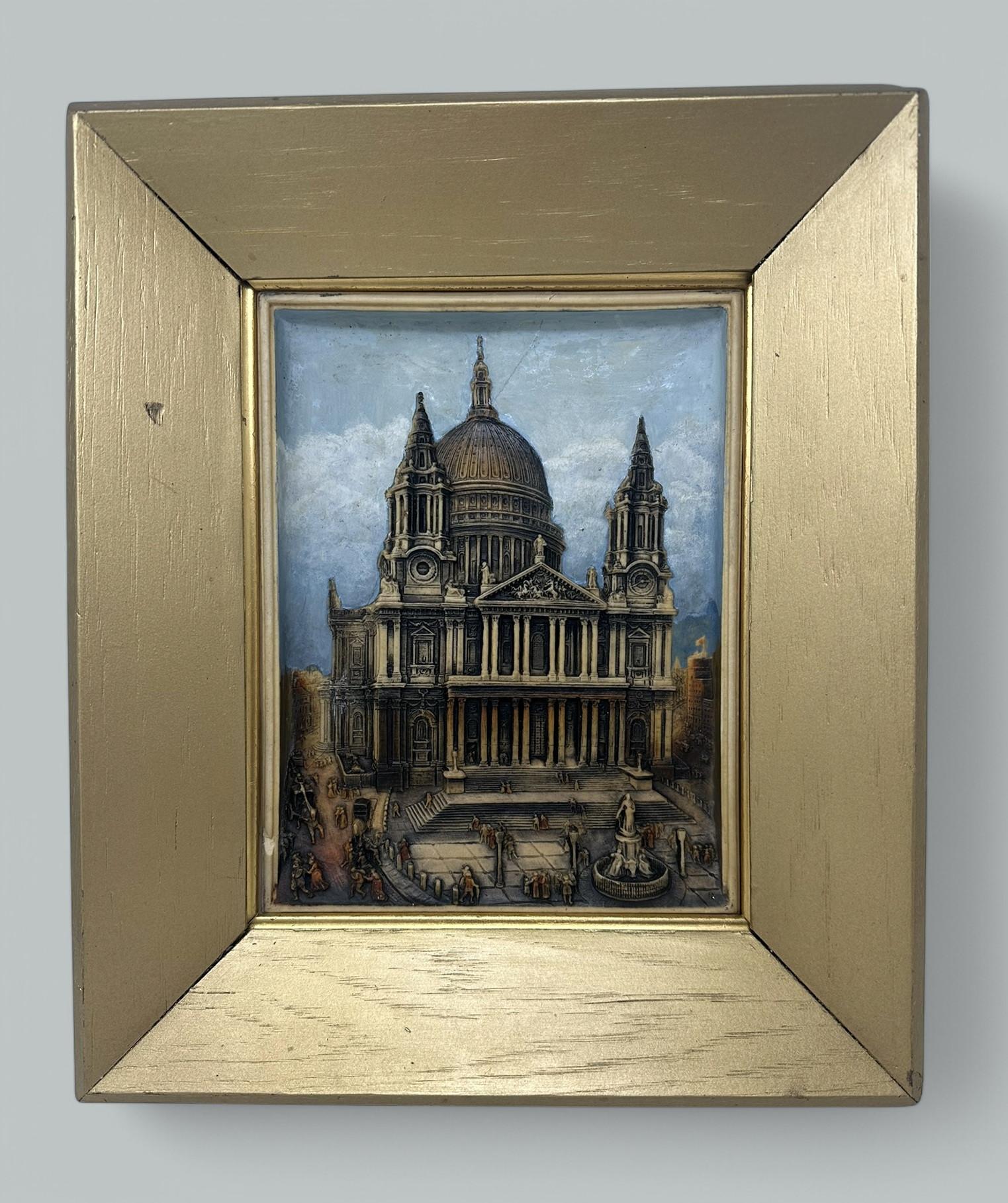 Atemberaubendes Beispiel einer Ansicht der St. Paul's Cathedral in London komplett mit seinem ursprünglichen guten vergoldeten Rahmen. CIRCA 1940er Jahre. 

Diese in sehr feinem Relief gegossene Tafel ist unserer Meinung nach aus Terrakotta