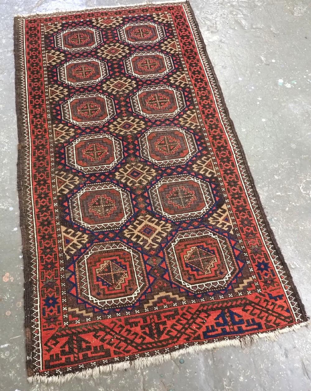 Antiker Salar-Khani-Belutschenteppich mit getürmtem Gul-Muster
CIRCA 1900

Ein sehr guter kleiner Belutsch-Teppich mit einem Muster aus zwei Reihen von sechs großen, getürmten Guls, die denen in der turkmenischen Saryk-Weberei ähneln. Die kleineren