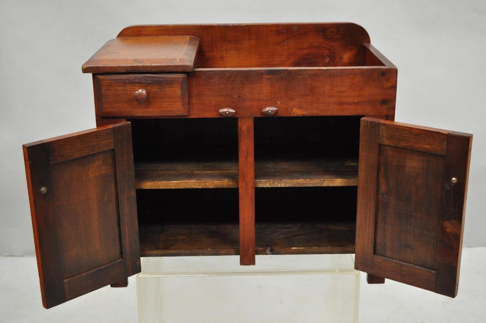 Antique Salesman Sample Primitive Miniature Pine Wood Small Dry Sink Washstand In Good Condition For Sale In Philadelphia, PA