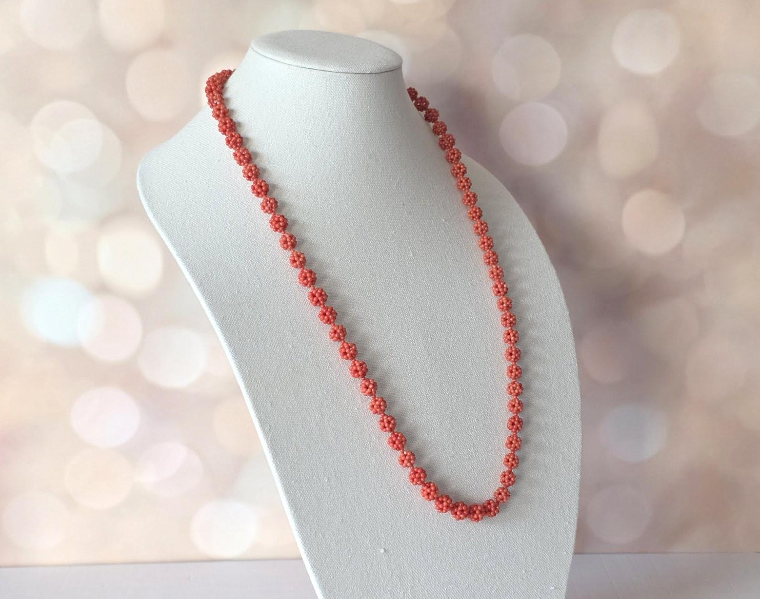 Collana antica in corallo salmone con chiusura in oro e diamanti in vendita 4