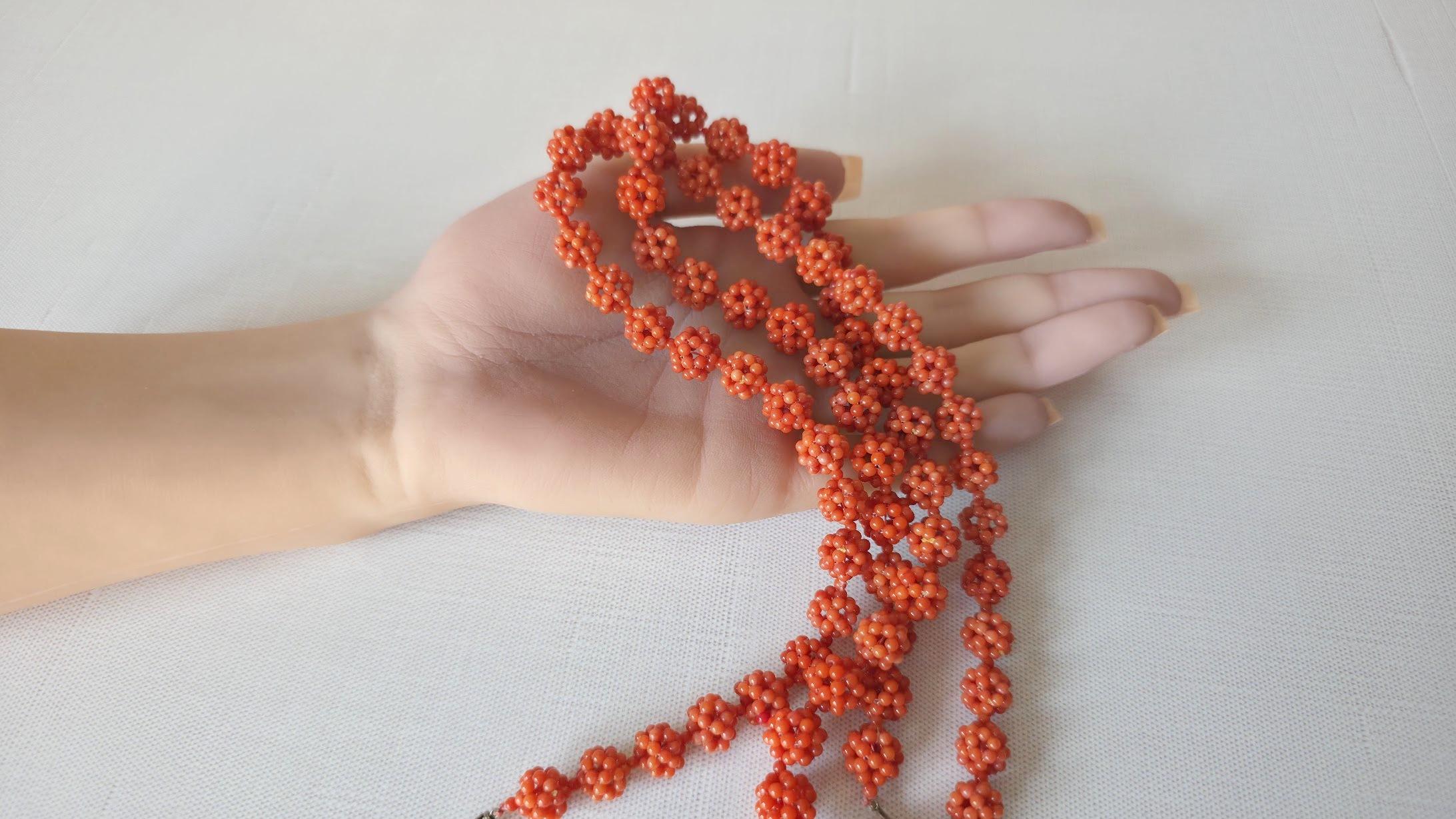 Collana antica in corallo salmone con chiusura in oro e diamanti in vendita 5