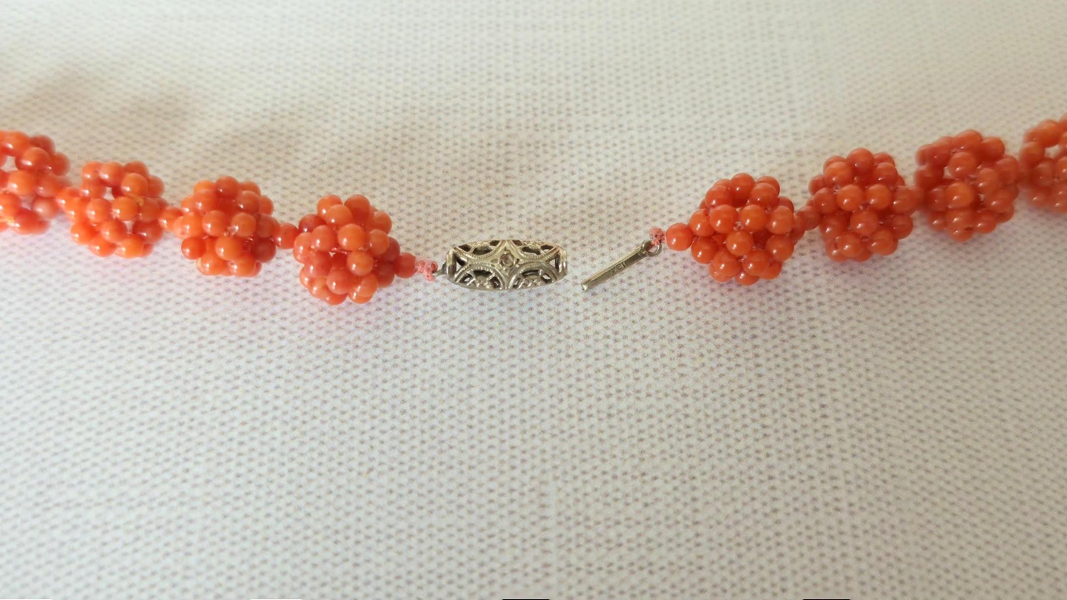 Collana antica in corallo salmone con chiusura in oro e diamanti in vendita 6