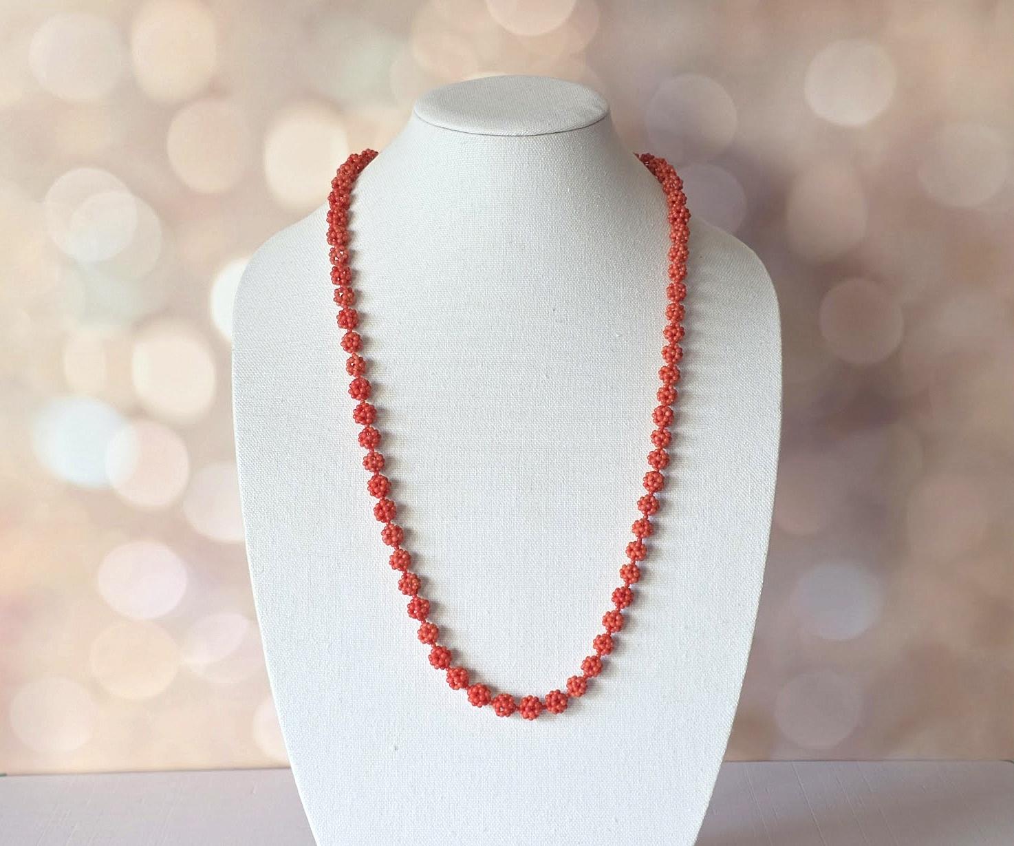 Collana antica in corallo salmone con chiusura in oro e diamanti In condizioni ottime in vendita a Chesterland, OH