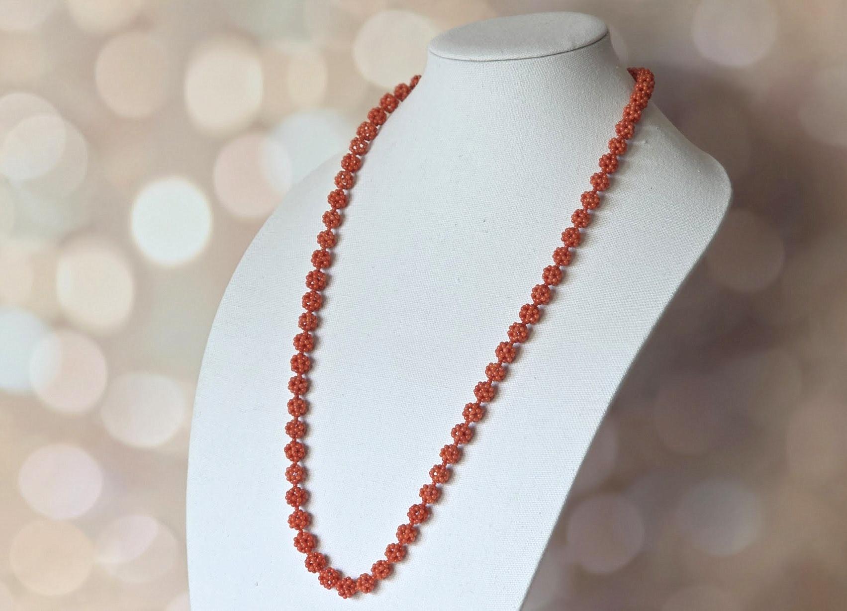 Collana antica in corallo salmone con chiusura in oro e diamanti in vendita 1