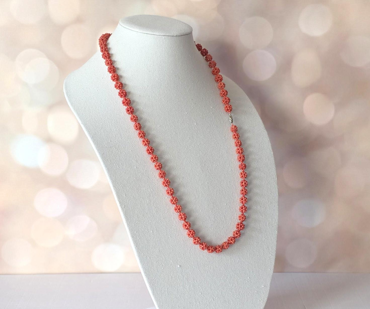 Collana antica in corallo salmone con chiusura in oro e diamanti in vendita 3