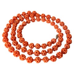 Collana antica in corallo salmone con chiusura in oro e diamanti