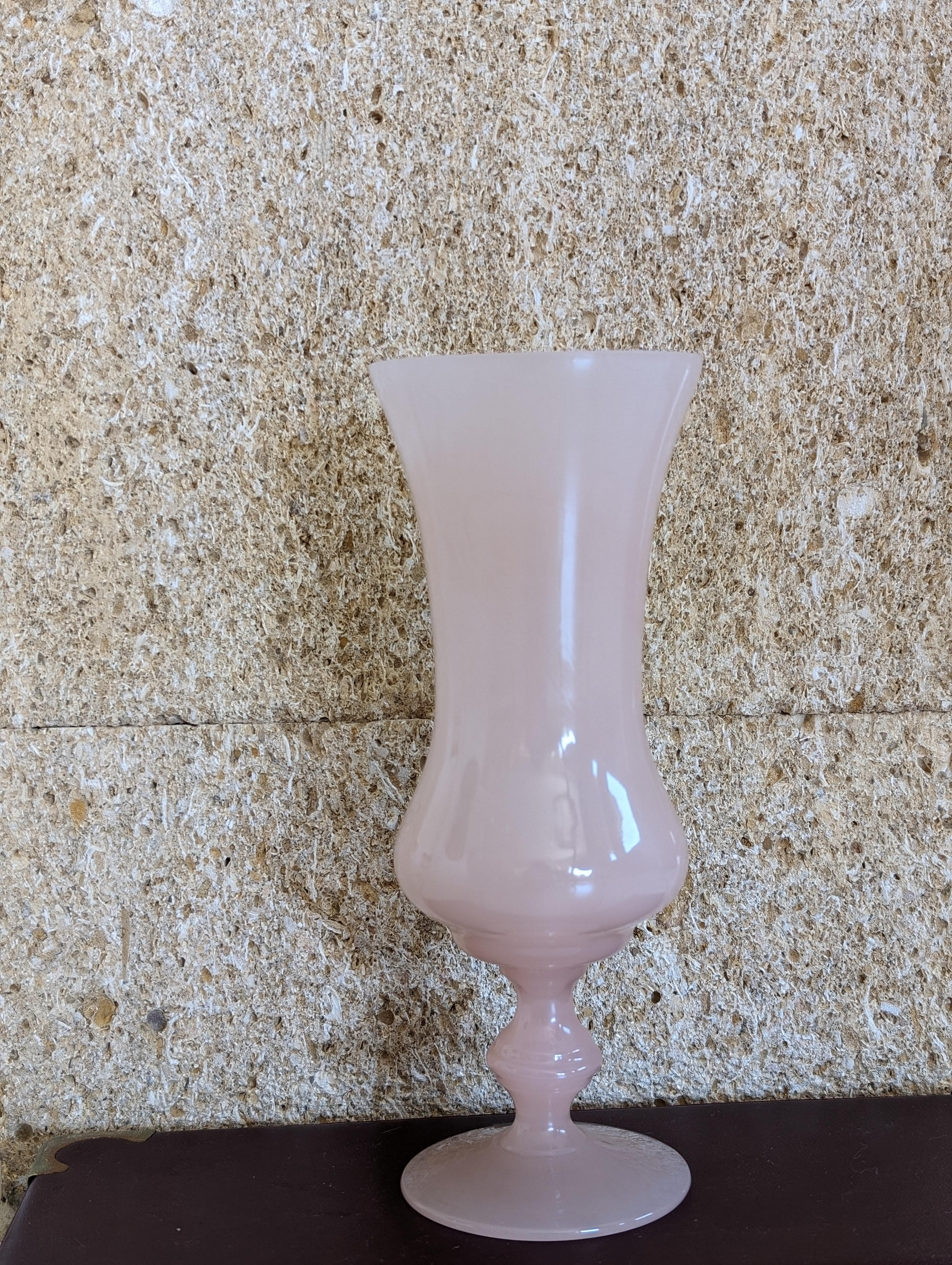 Ti presentiamo uno squisito vaso in vetro opalino rosa-salmone antico, un pezzo senza tempo che emana eleganza e raffinatezza. Questo splendido vaso presenta le uniche e morbide sfumature del vetro opalino rosa-salmone, offrendo una luce calda e