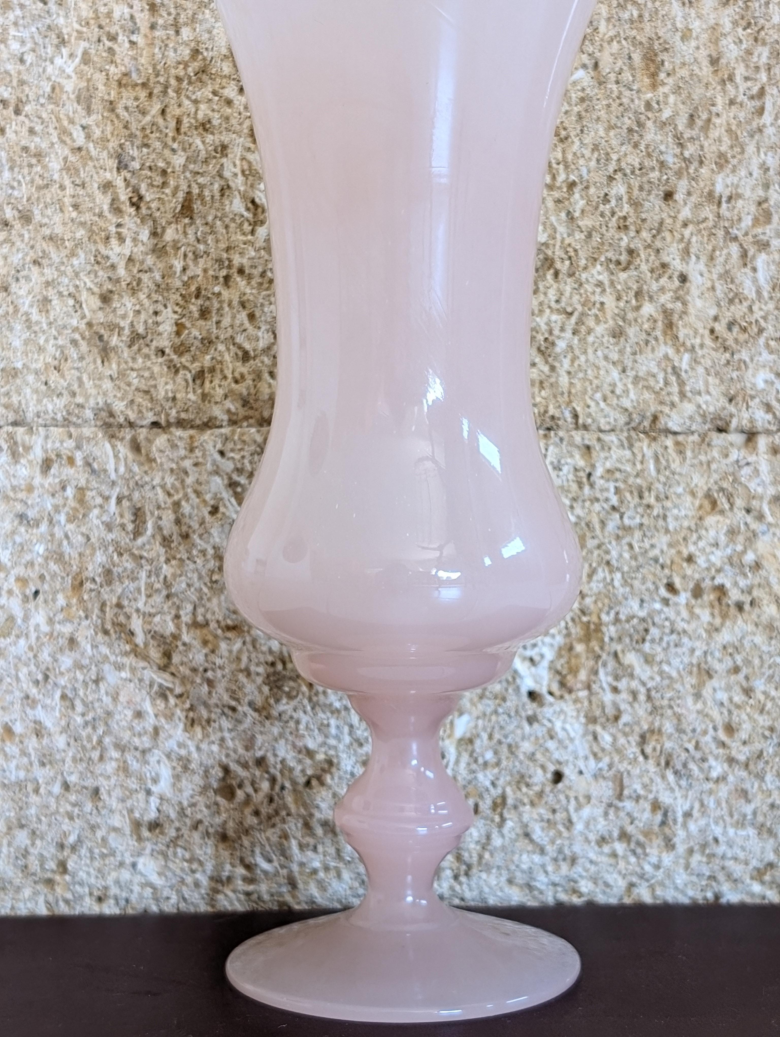Vaso opalino antico rosa salmone della metà del XX secolo In condizioni buone in vendita a Jersey City, NJ