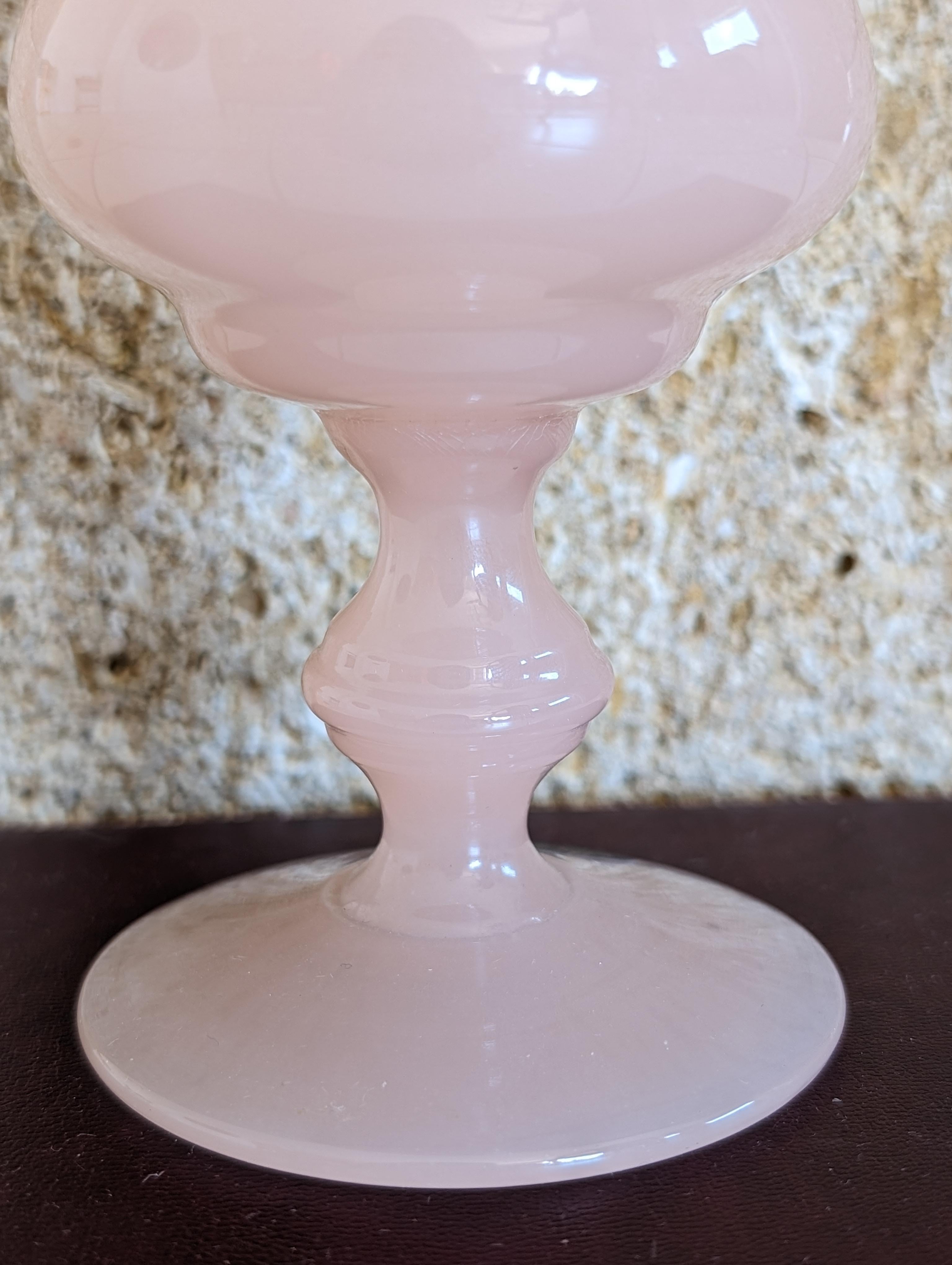Vetro opalino Vaso opalino antico rosa salmone della metà del XX secolo in vendita