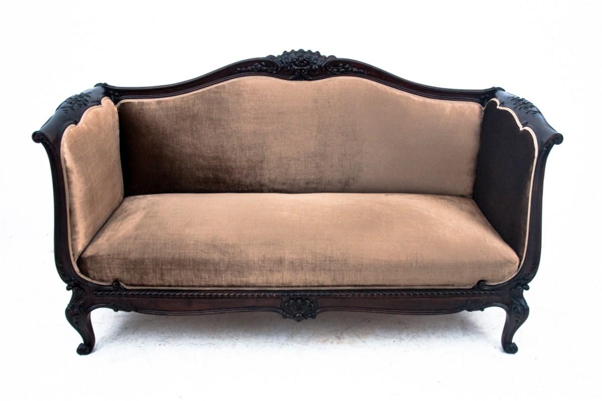 A historic living room set from around 1890.

Furniture in very good condition, after professional renovation. The armchairs and the sofa were covered with a new fabric.

Dimensions:

Sofa: height 103 cm / seat height 43 cm / width 182 cm / depth 75