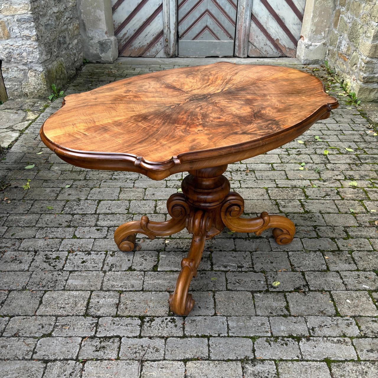 ✓ Bellissima immagine di impiallacciatura. 
✓ Ottima fattura. 
✓ Versatile nell'uso. 

Dimensioni: L: 130 cm H: 79 cm D: 88 cm

Articolo: Tavolo antico
Codice articolo: 958
Epoch: Louis Philippe intorno al 1850
Materiale: Noce
Colore: