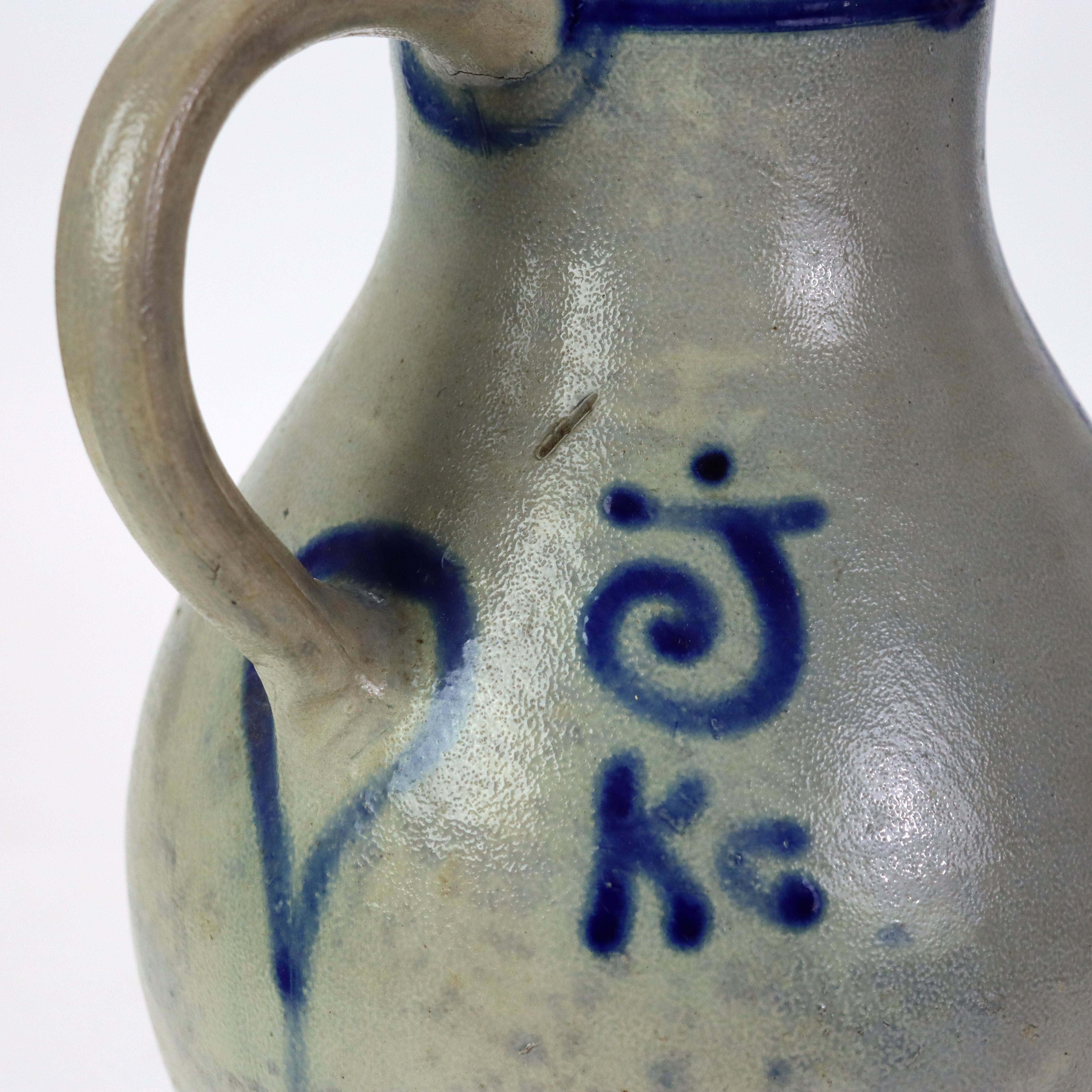 Antico carro in gres salato Westerwald con motivo floreale blu cobalto firmato C1870 (16h x 9 3/4 d x 8 1/2 d).     

Questo antico carro in gres salato proviene dalla regione del Westerwald, nota per le sue ceramiche di alta qualità. Risalente al