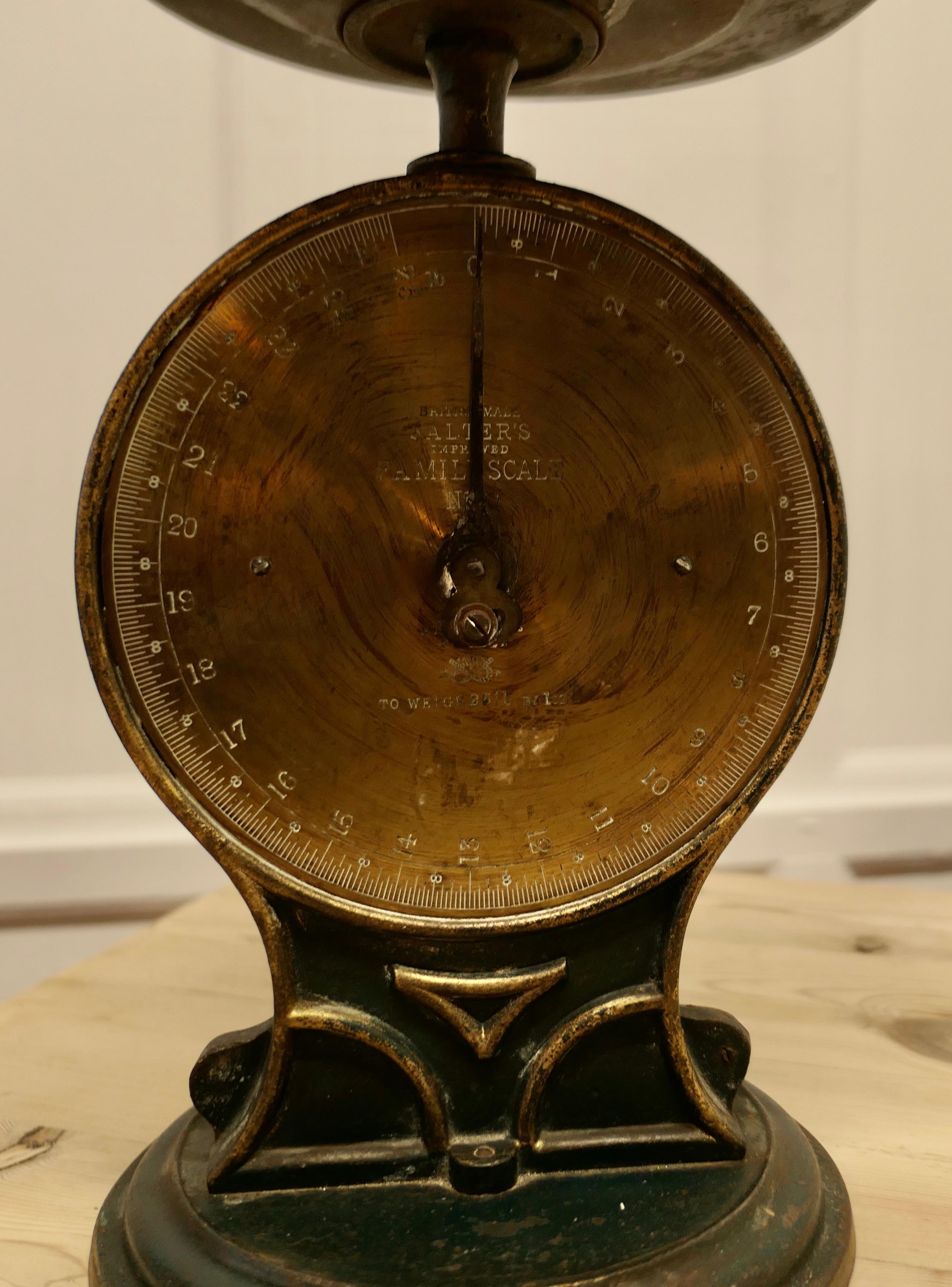 Antique Salter Family Scales No 50 a Well Loved and Used Family Scales In Good Condition For Sale In Godshill, Isle of Wight