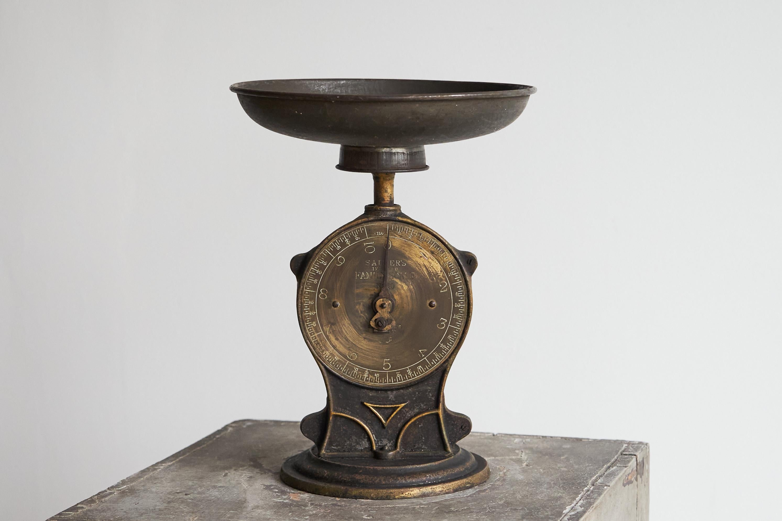 Ancienne balance familiale Salter, Angleterre, début du siècle.

À l'époque où les articles ménagers ordinaires étaient conçus pour être beaux. Cette balance de Salter est un véritable bijou au design très particulier et à l'utilisation pratique.