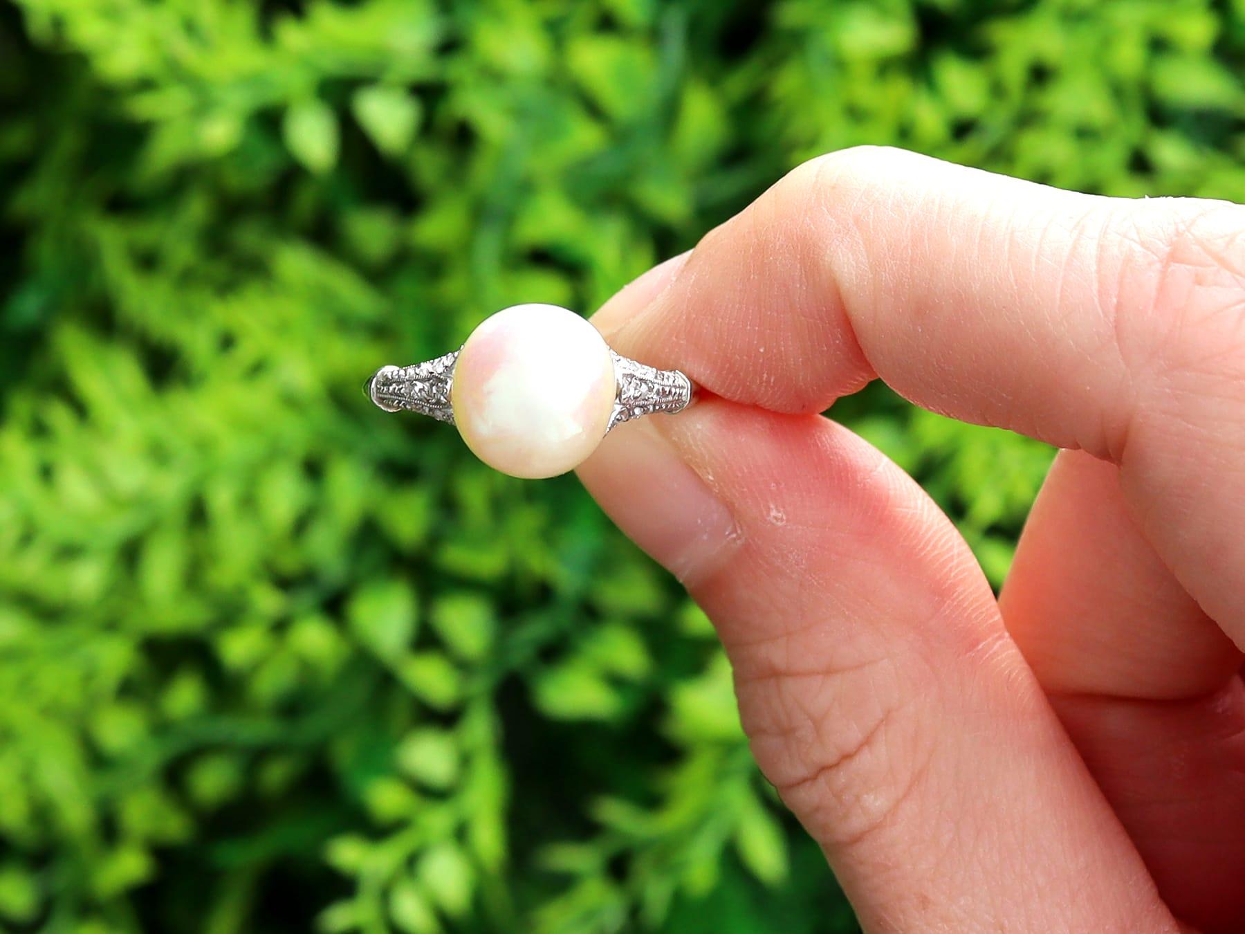 Un raffinato anello in platino con perle d'acqua salata e diamanti da 0,15 carati, parte della nostra collezione di anelli di fidanzamento con perle.

Questo raffinato e imponente anello di fidanzamento con perla antica è stato realizzato in