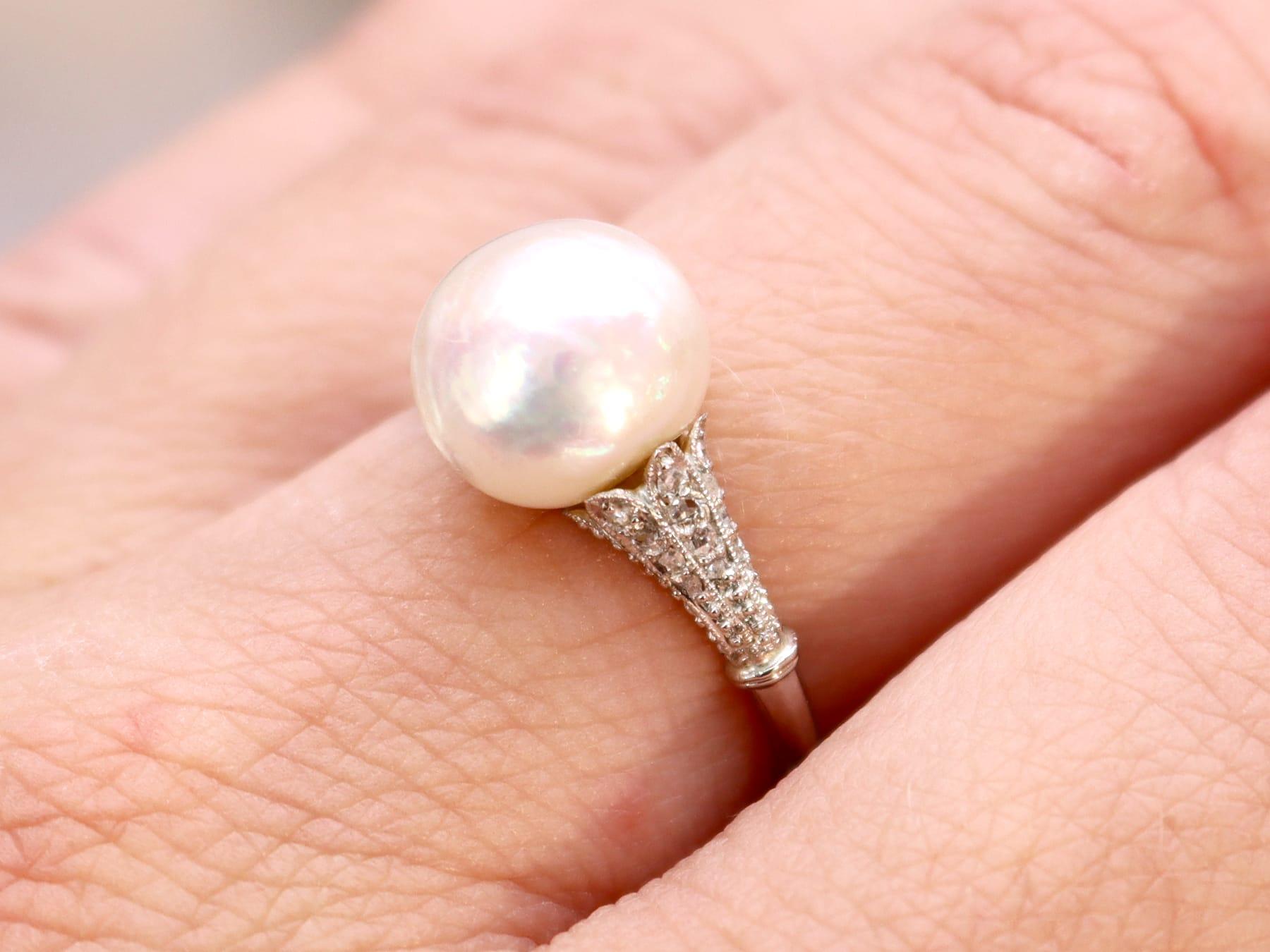 Taglio rotondo Anello di fidanzamento antico con perla d'acqua salata e diamante in platino in vendita