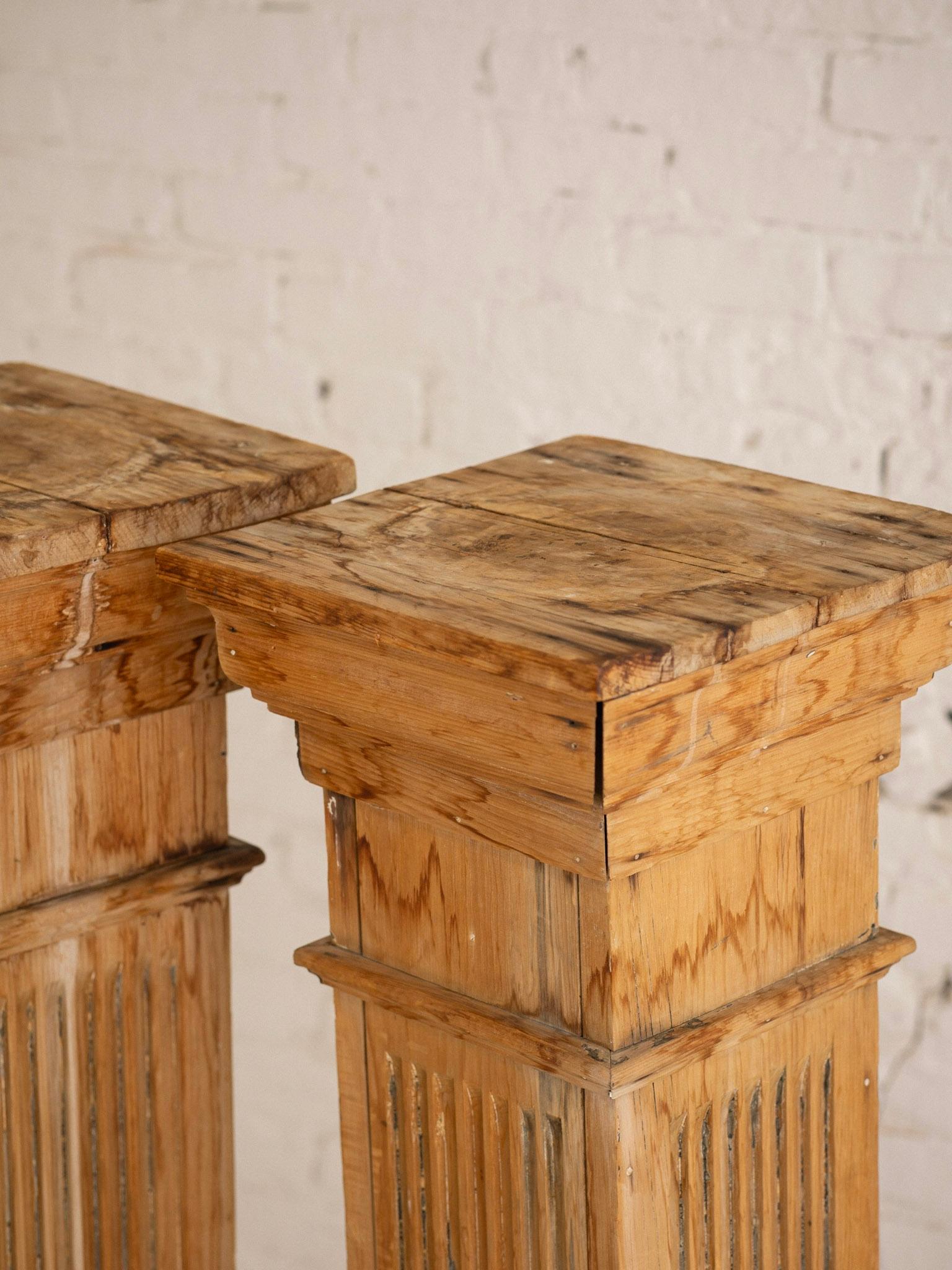 Antike geborgene architektonische Holzsäulen aus Holz – ein Paar im Angebot 4