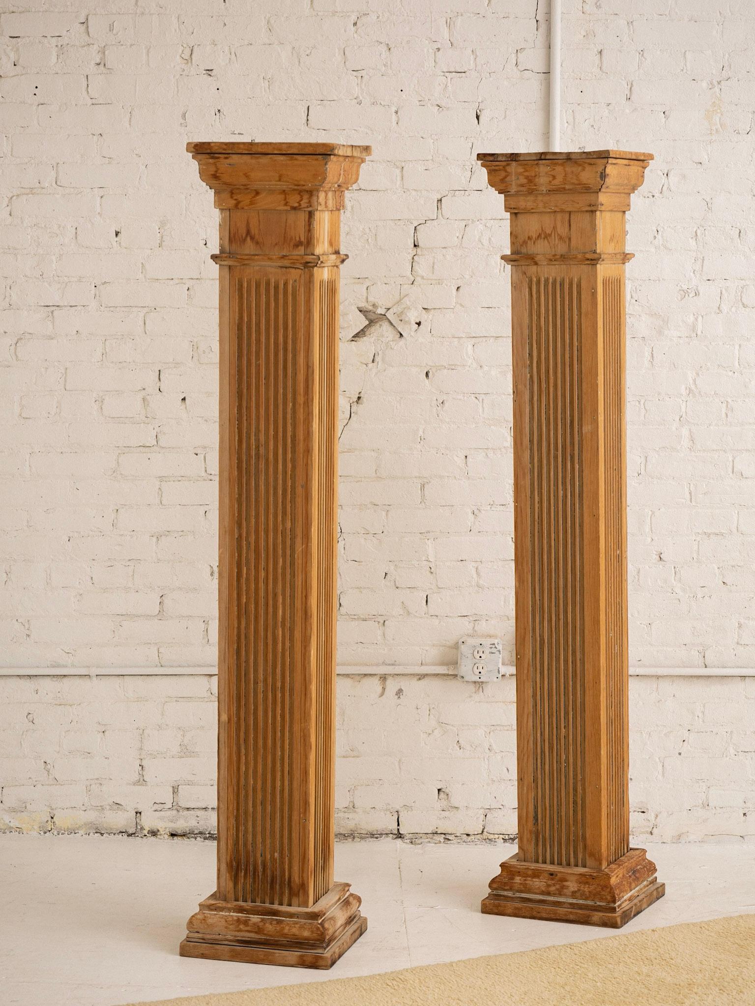 Antike geborgene architektonische Holzsäulen aus Holz – ein Paar (Neoklassisch) im Angebot