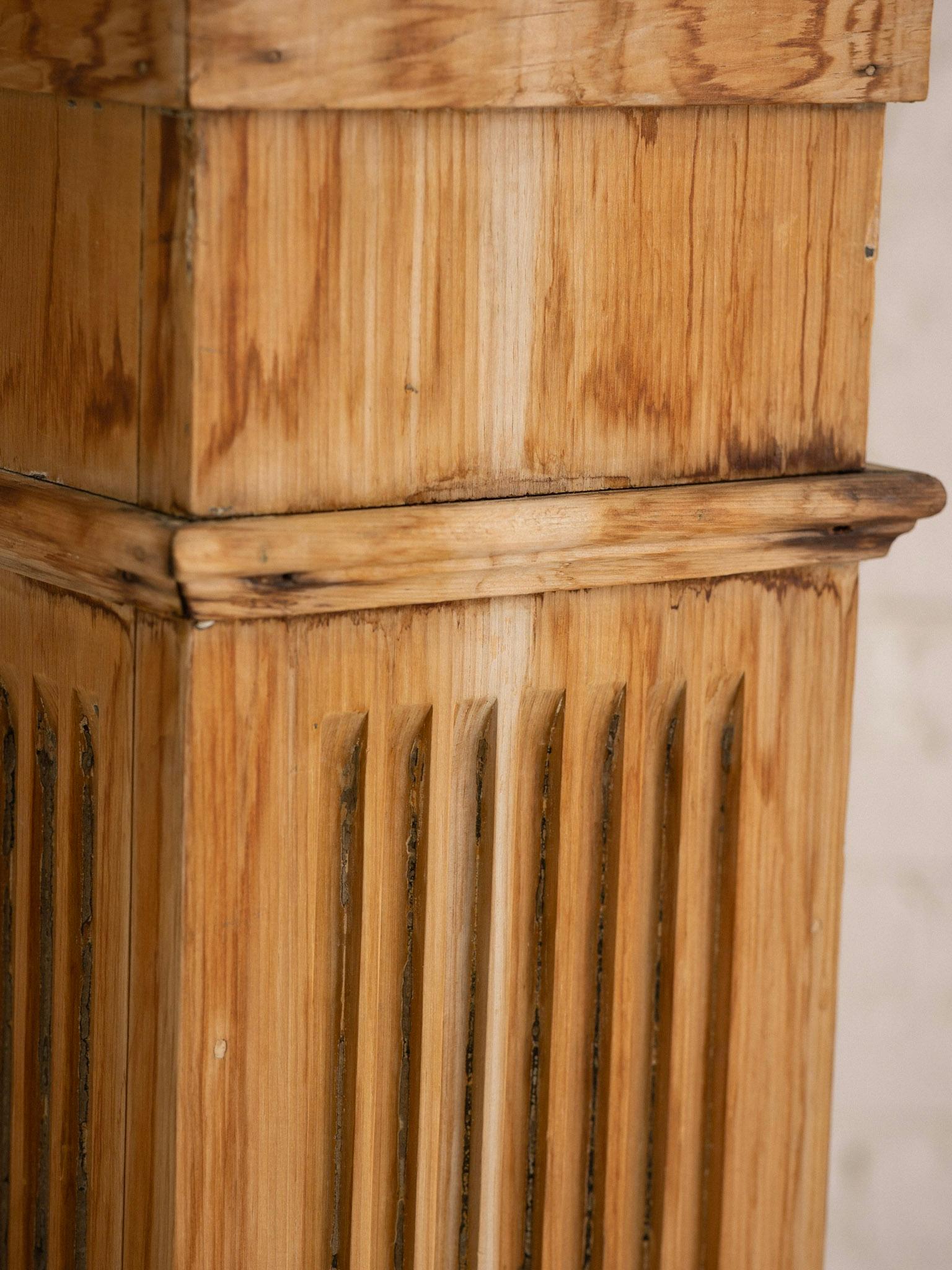 Antike geborgene architektonische Holzsäulen aus Holz – ein Paar im Zustand „Relativ gut“ in Brooklyn, NY