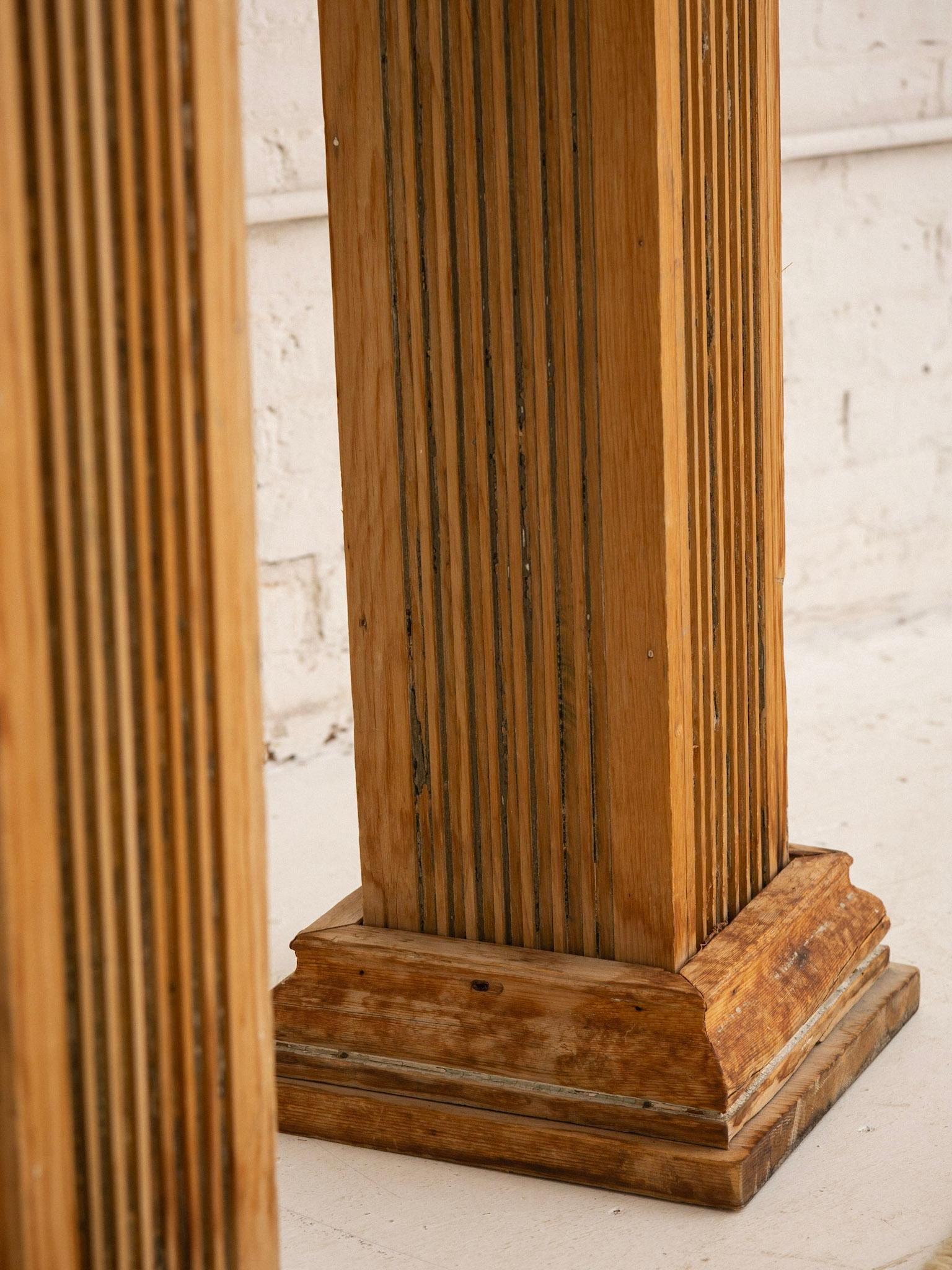 Antike geborgene architektonische Holzsäulen aus Holz – ein Paar im Angebot 1