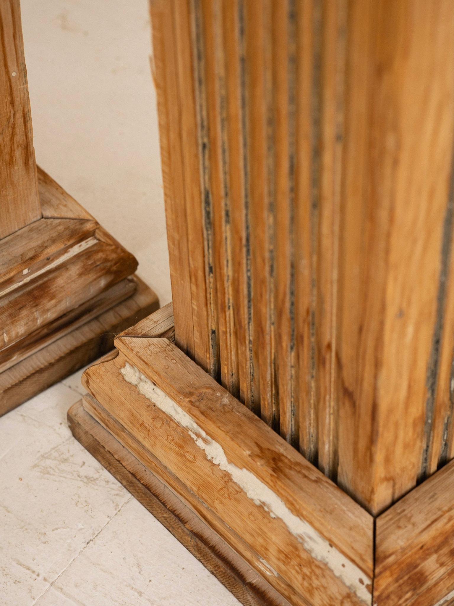 Antike geborgene architektonische Holzsäulen aus Holz – ein Paar im Angebot 3