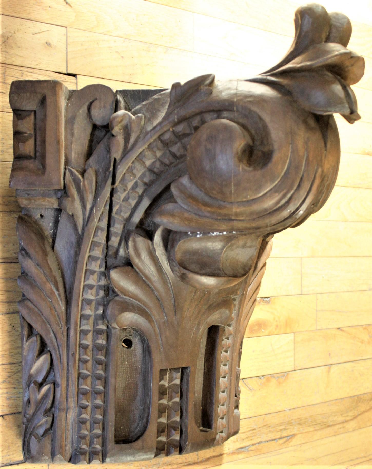Sculpté à la main Supports muraux architecturaux en bois sculpté de récupération, corbeaux ou étagères anciens en vente
