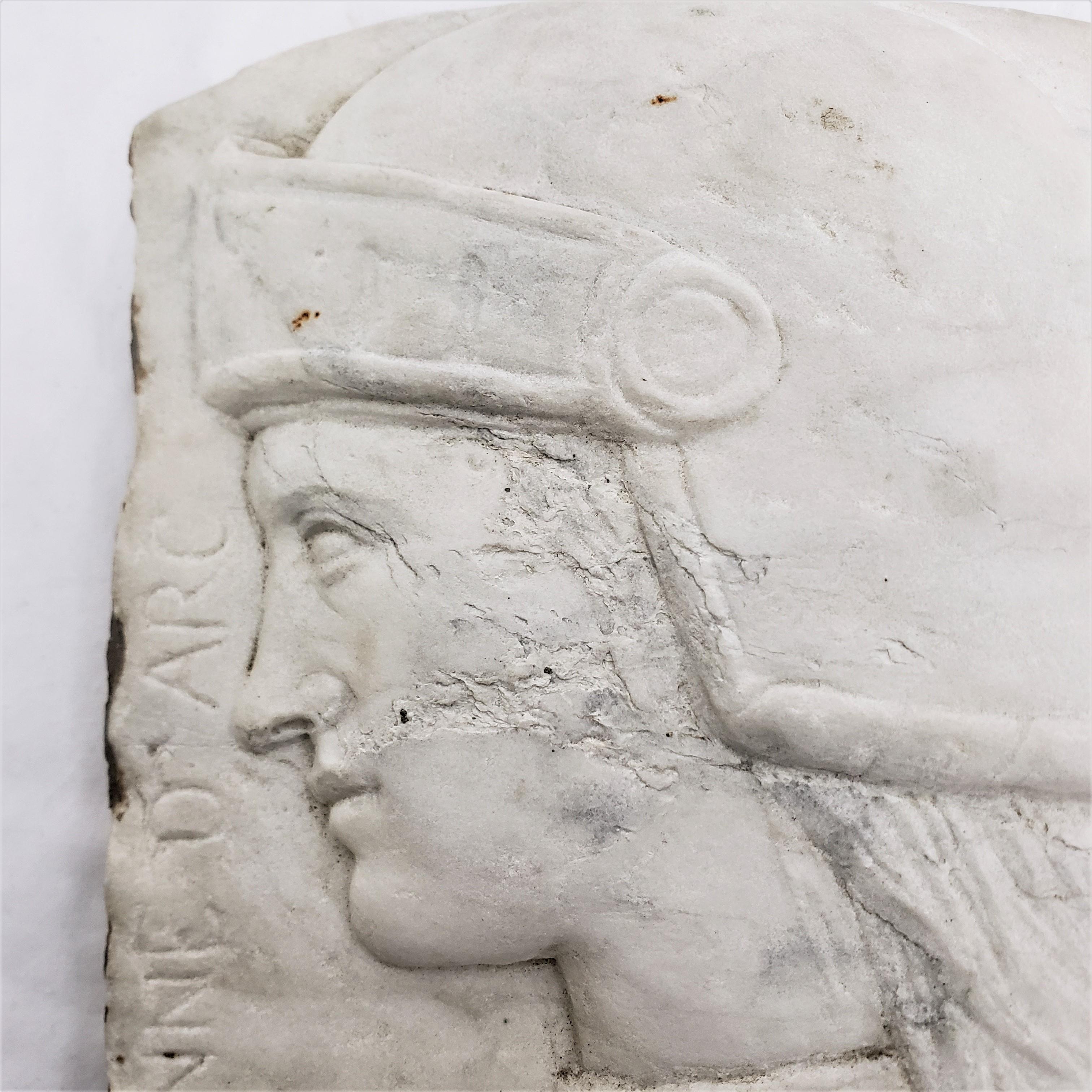 Fragment de marbre Carrera ancien sculpté à la main et récupéré représentant Jean d'Arc 2