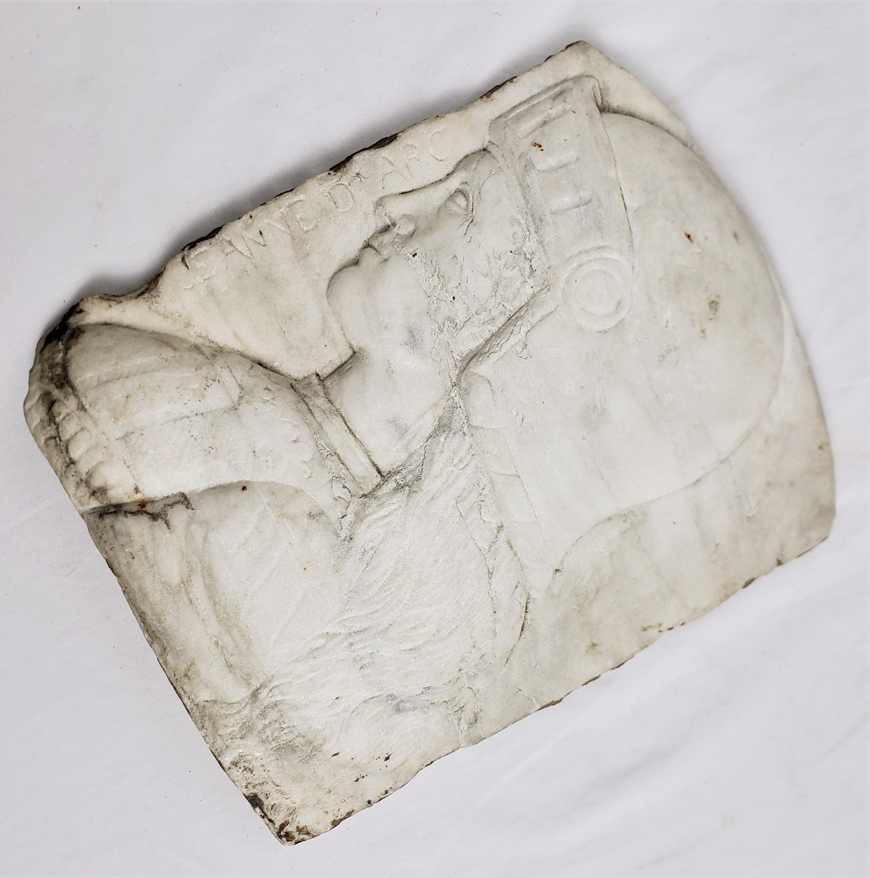 Fragment de marbre Carrera ancien sculpté à la main et récupéré représentant Jean d'Arc 3