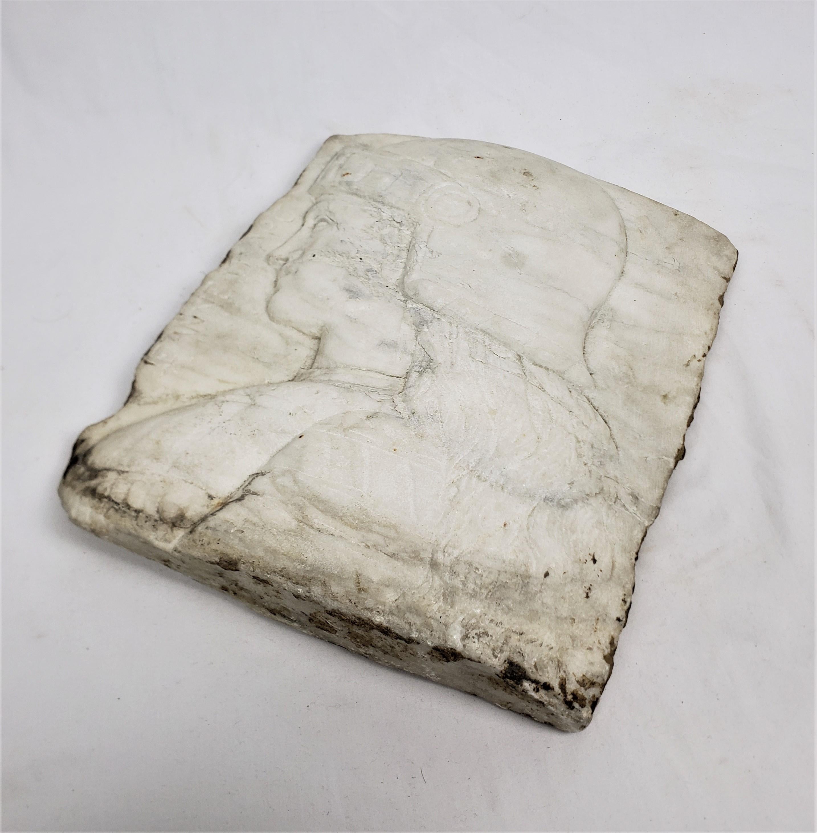Français Fragment de marbre Carrera ancien sculpté à la main et récupéré représentant Jean d'Arc